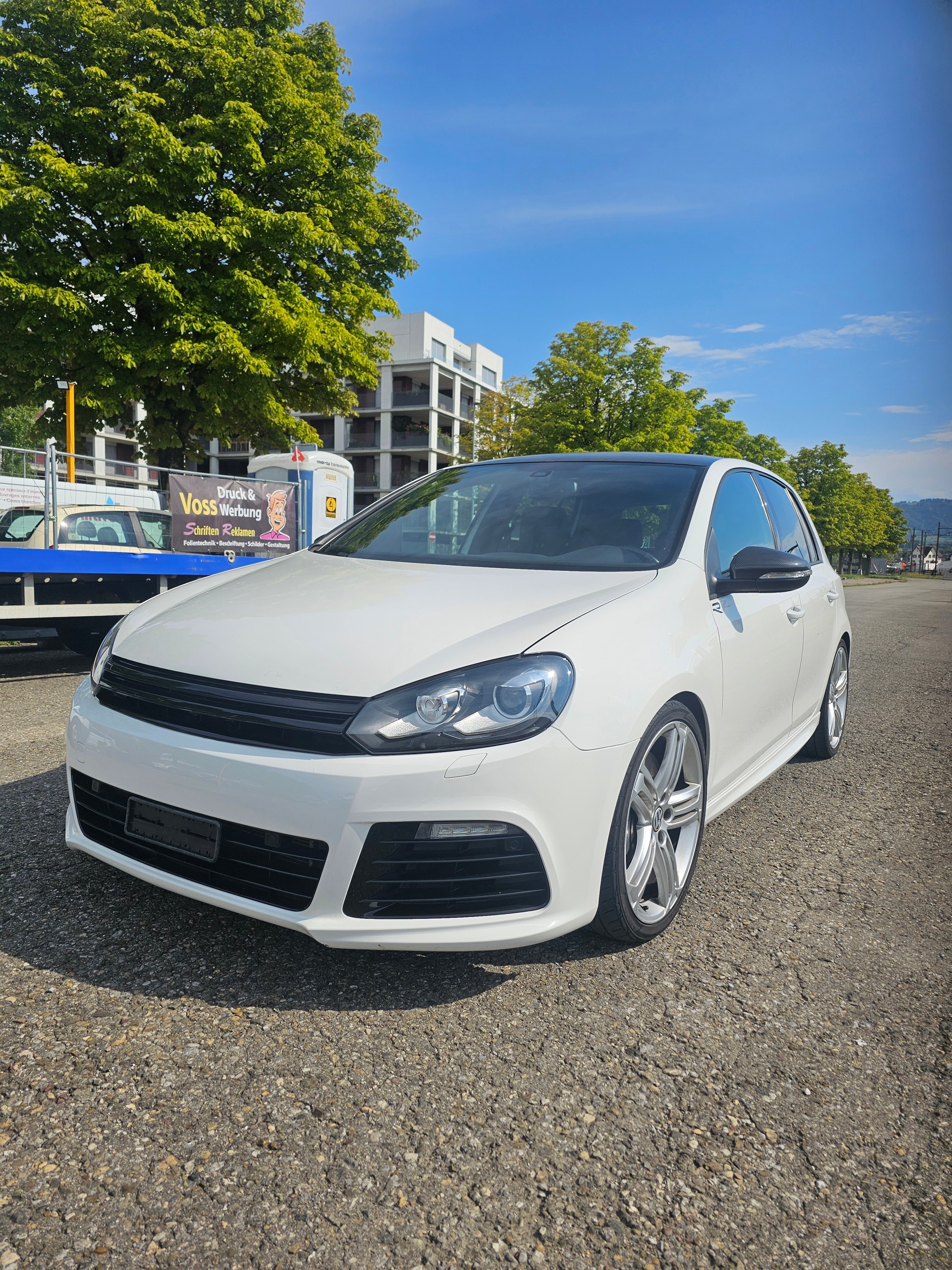 VW Golf 2.0 TSI R 4Motion-image-1