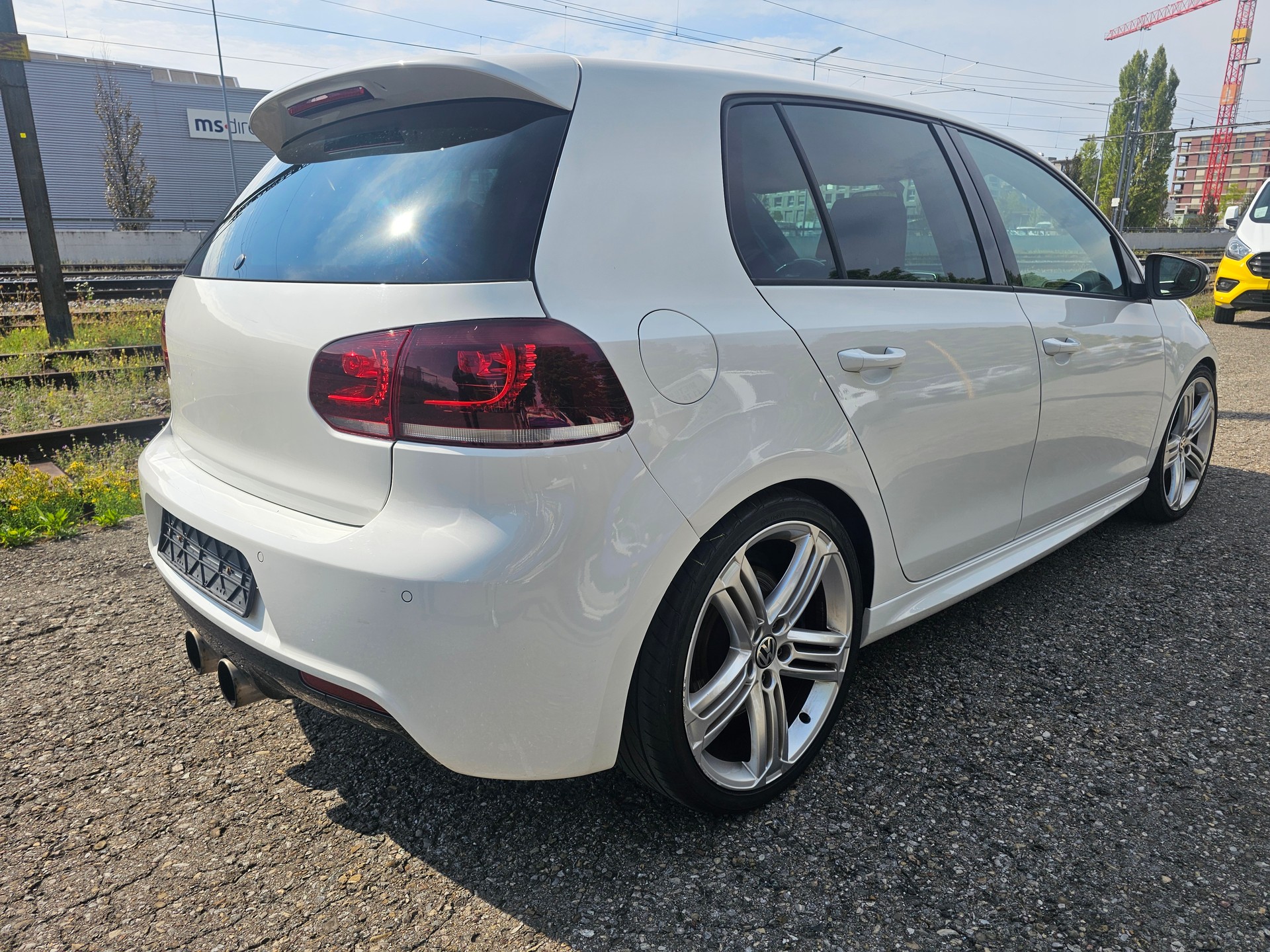 VW Golf 2.0 TSI R 4Motion-image-5