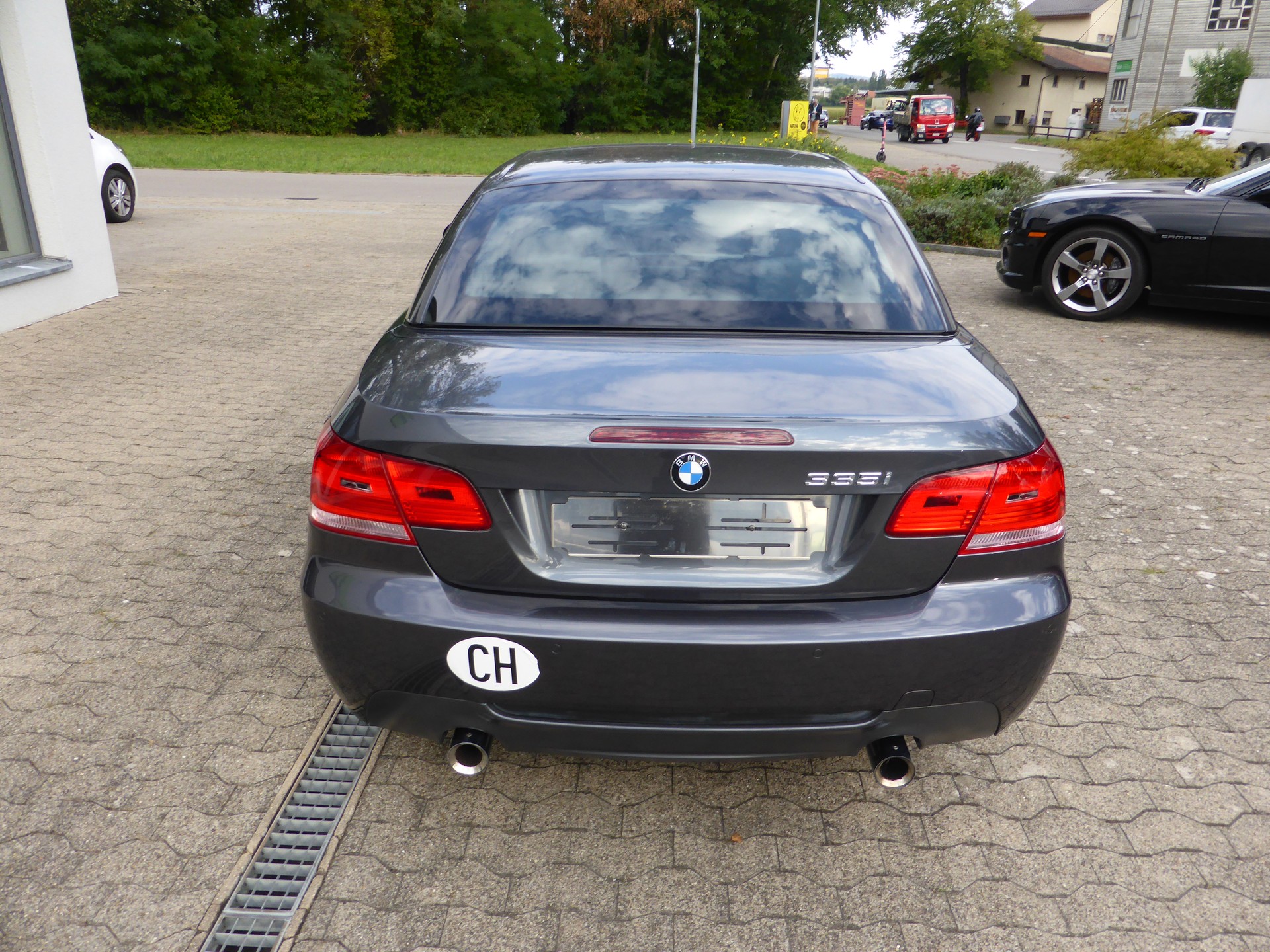 BMW 335i Cabriolet-image-12