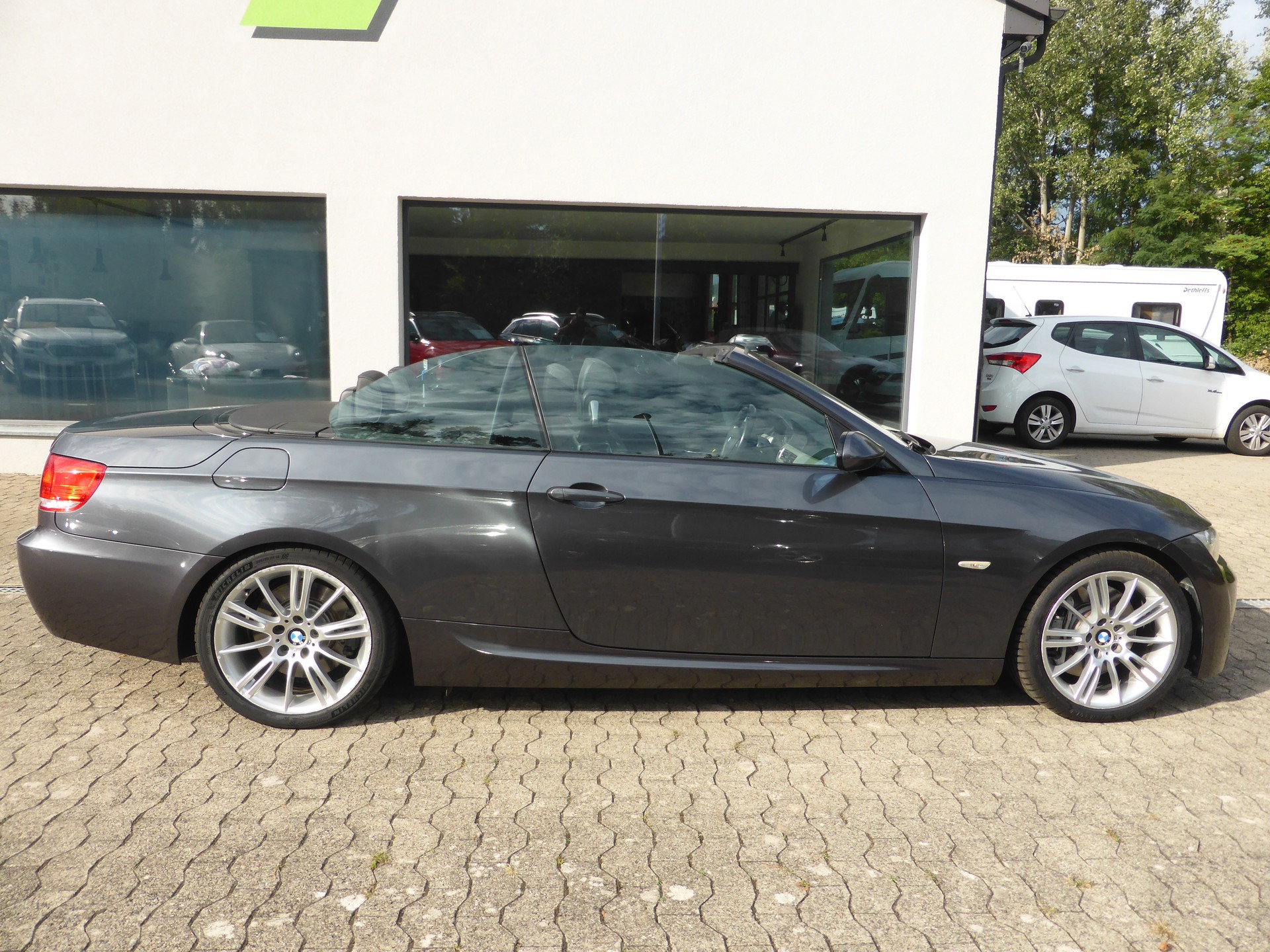 BMW 335i Cabriolet-image-4