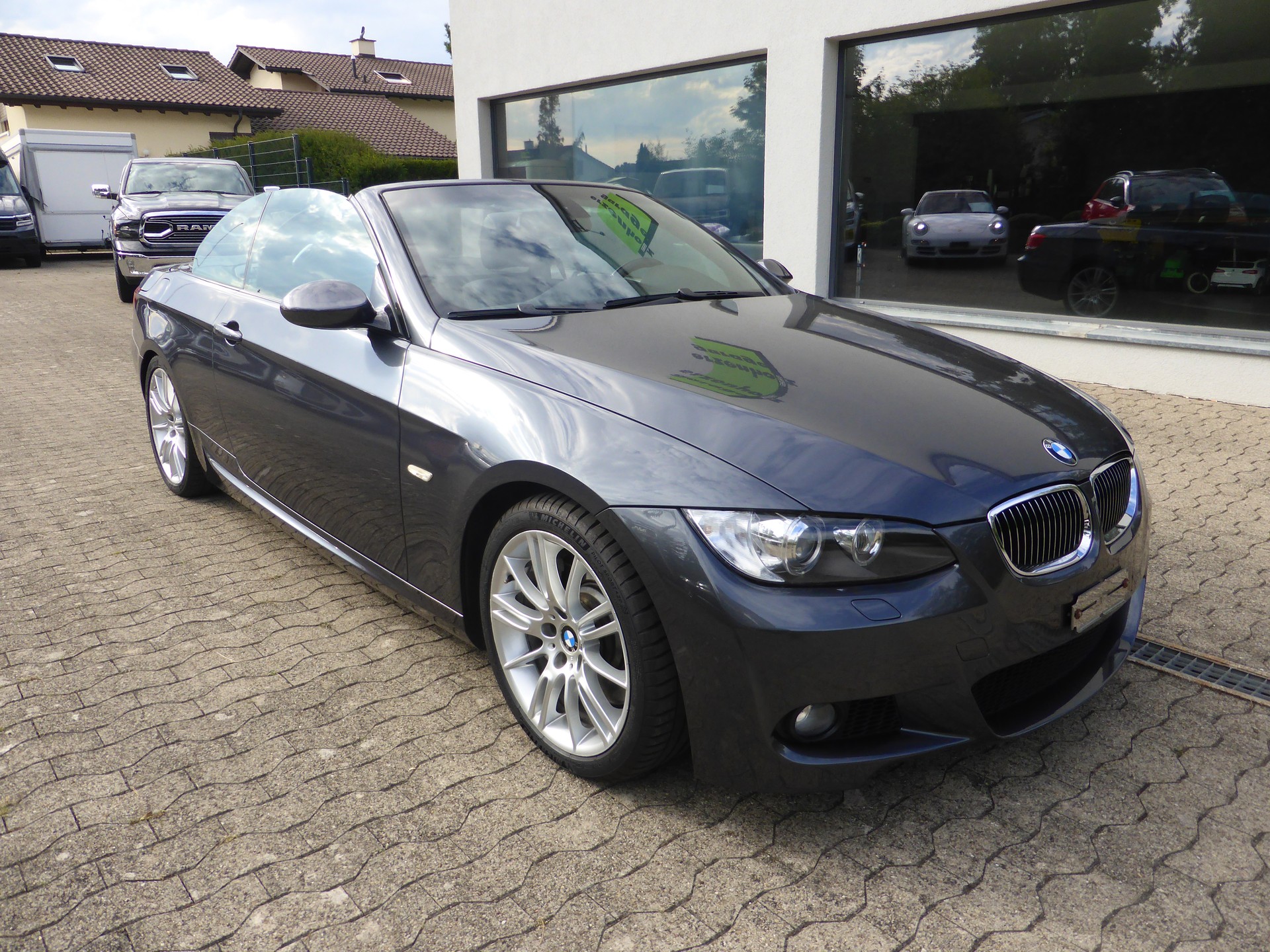 BMW 335i Cabriolet-image-2