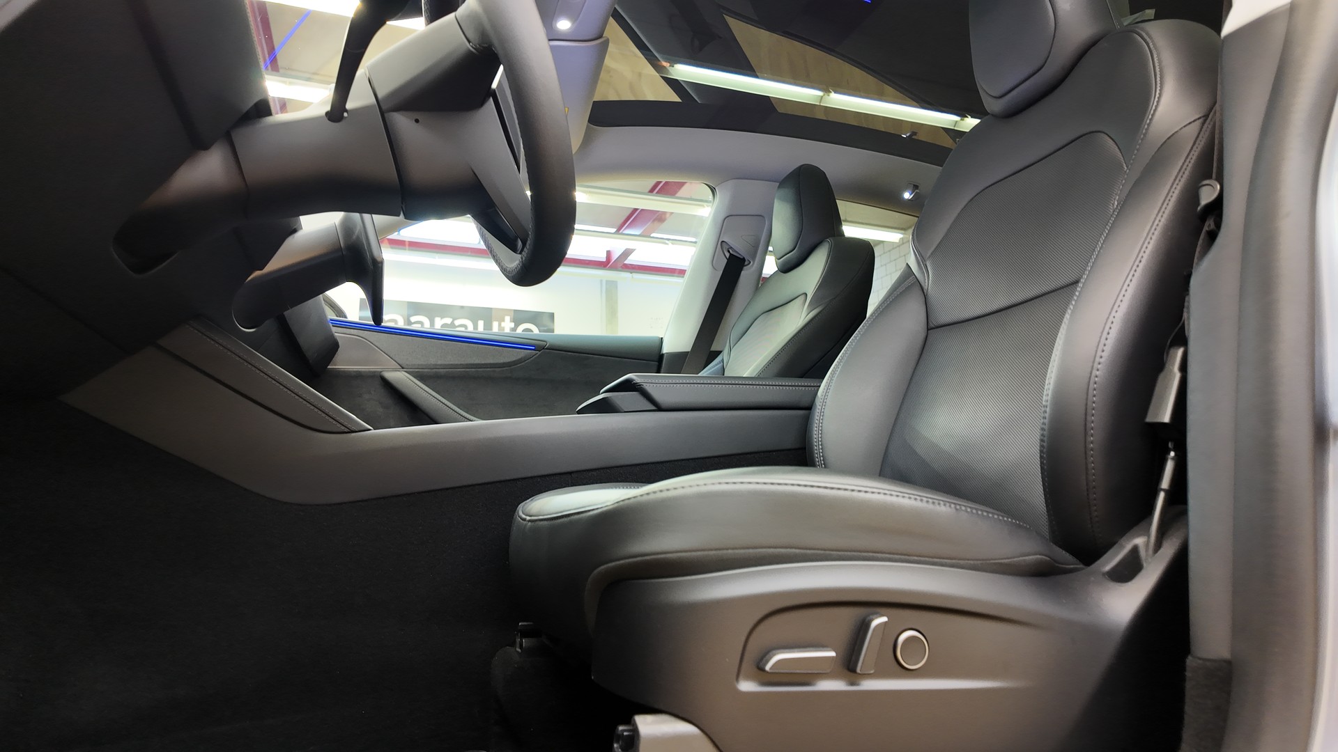 TESLA Model Y Long Range AWD-image-12