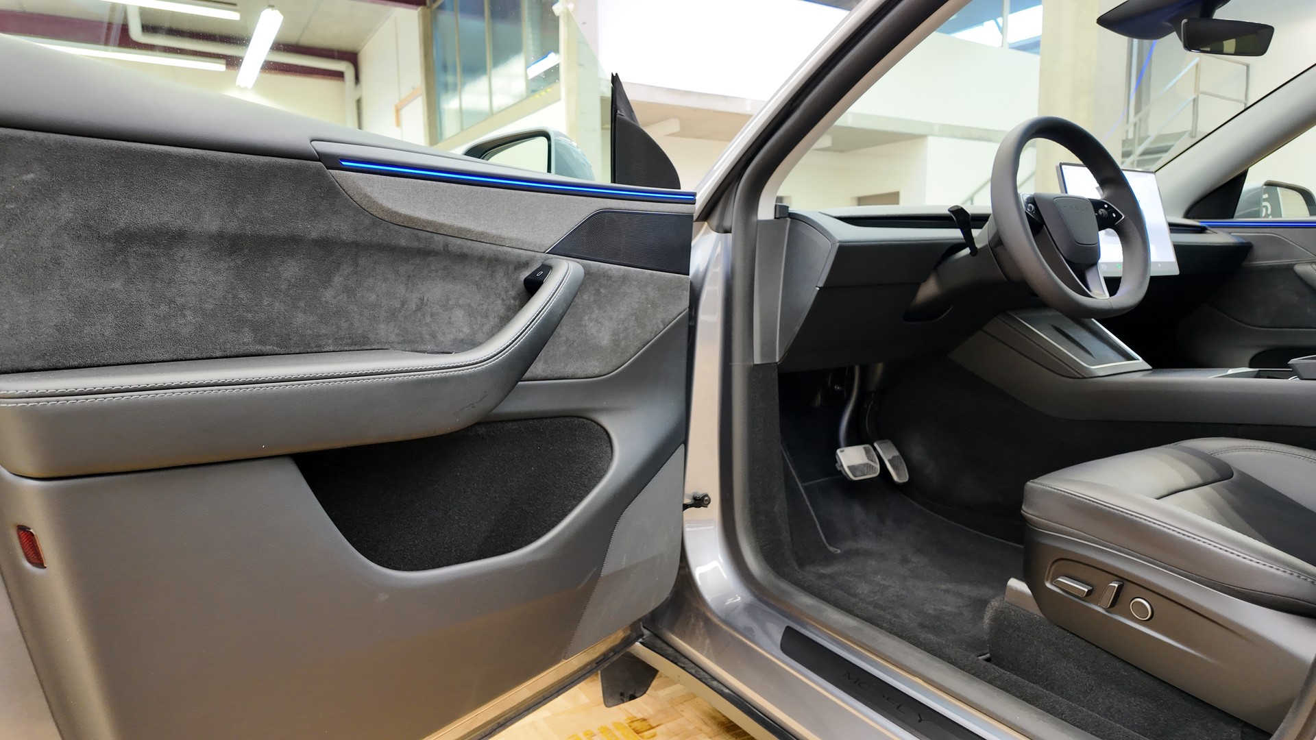 TESLA Model Y Long Range AWD-image-13