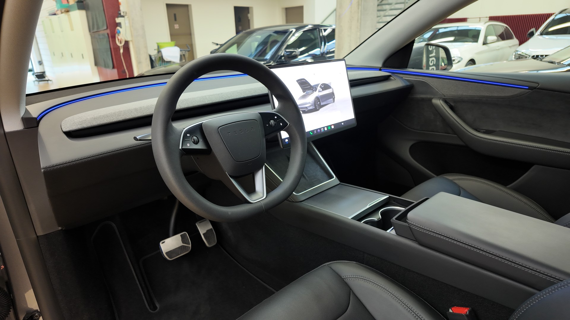 TESLA Model Y Long Range AWD-image-11
