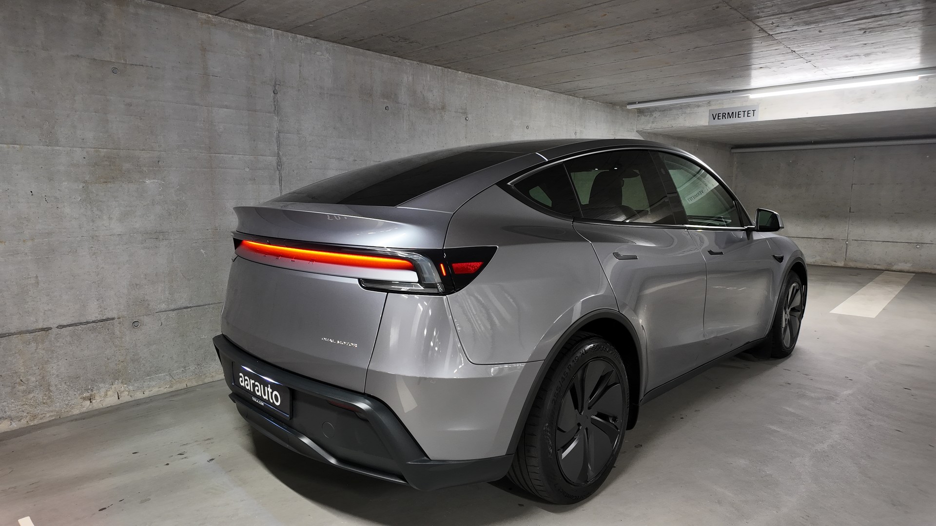 TESLA Model Y Long Range AWD-image-4