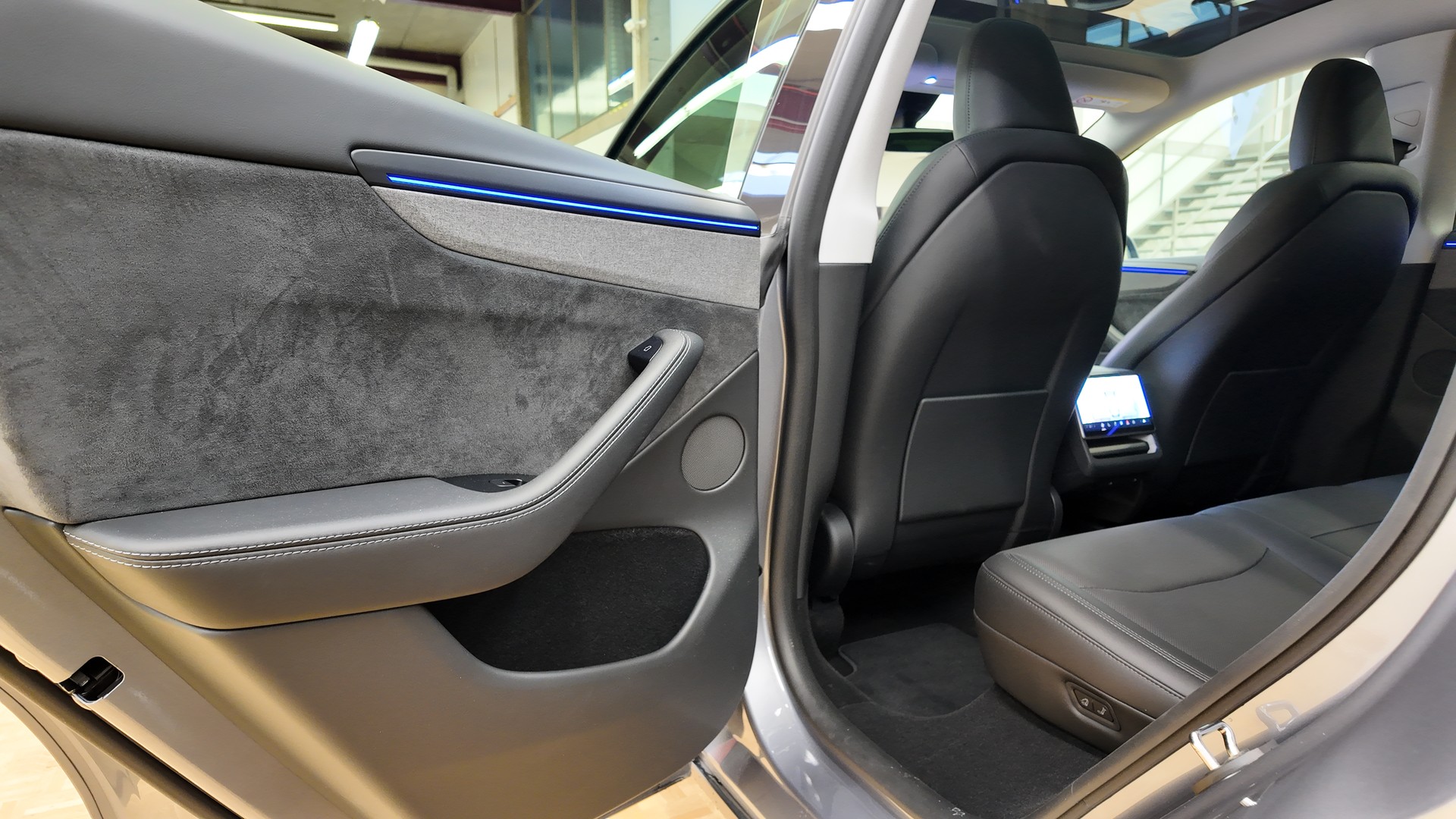 TESLA Model Y Long Range AWD-image-18