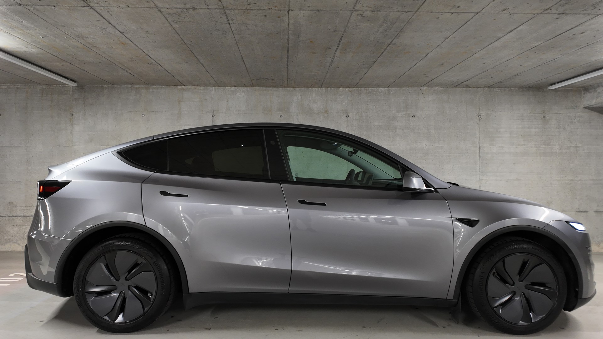 TESLA Model Y Long Range AWD-image-3