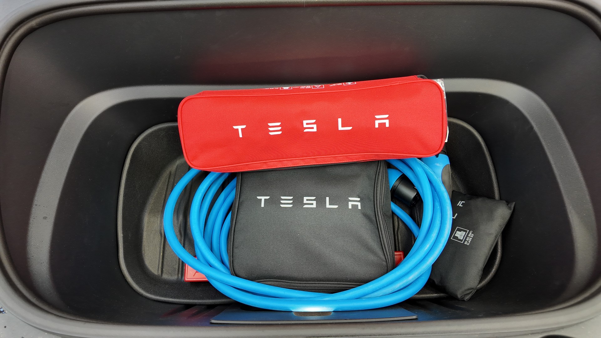 TESLA Model Y Long Range AWD-image-30