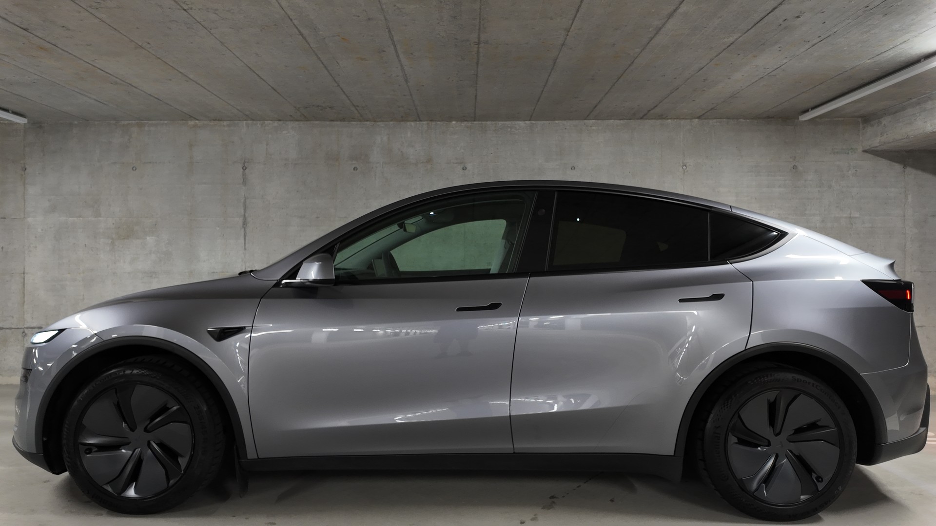 TESLA Model Y Long Range AWD-image-2