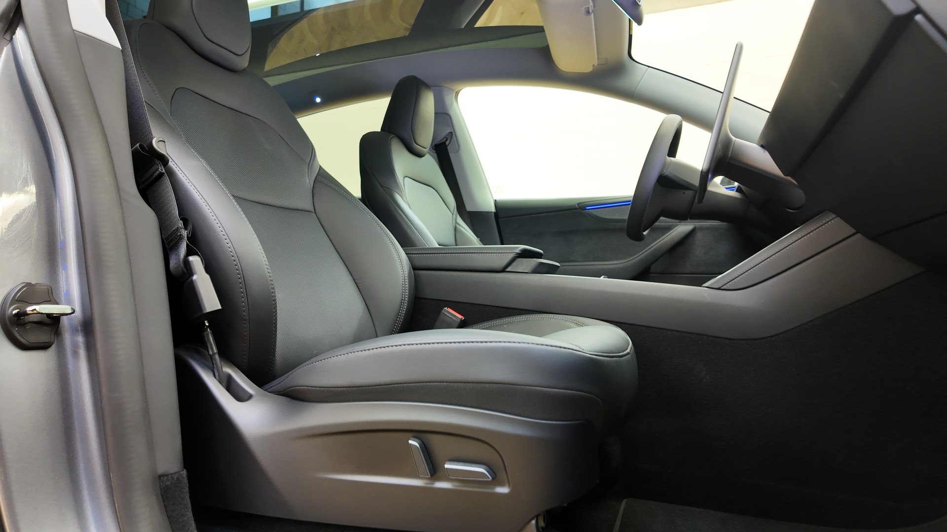 TESLA Model Y Long Range AWD-image-15