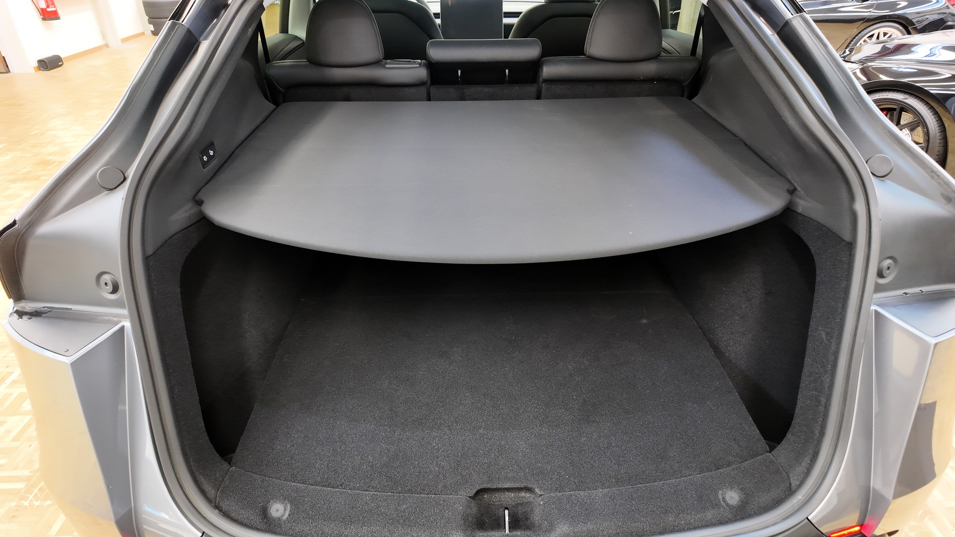 TESLA Model Y Long Range AWD-image-21