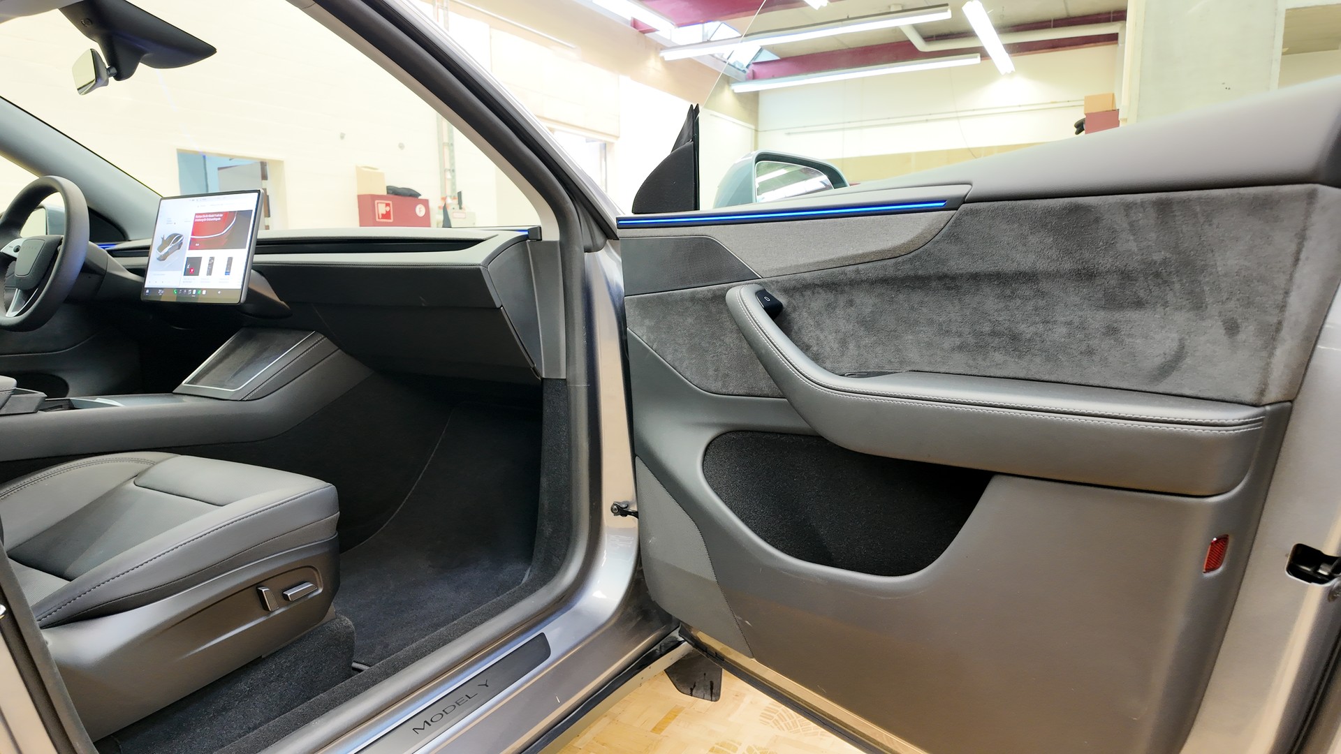 TESLA Model Y Long Range AWD-image-16