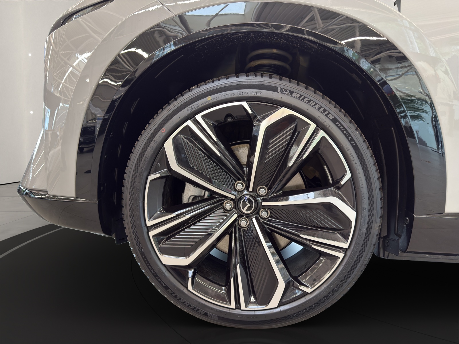 MAZDA CX-6e Takumi-showroom-element-3