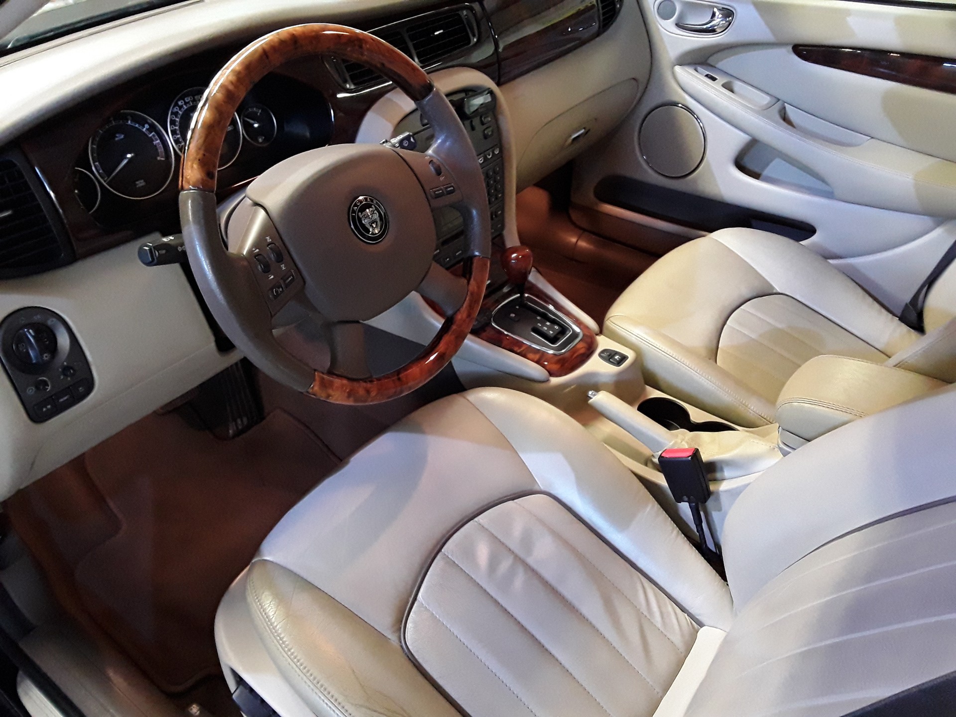 JAGUAR X-Type Estate 2.5 V6 Traction4 Sov. Anniv. Pack Autom.-image-5