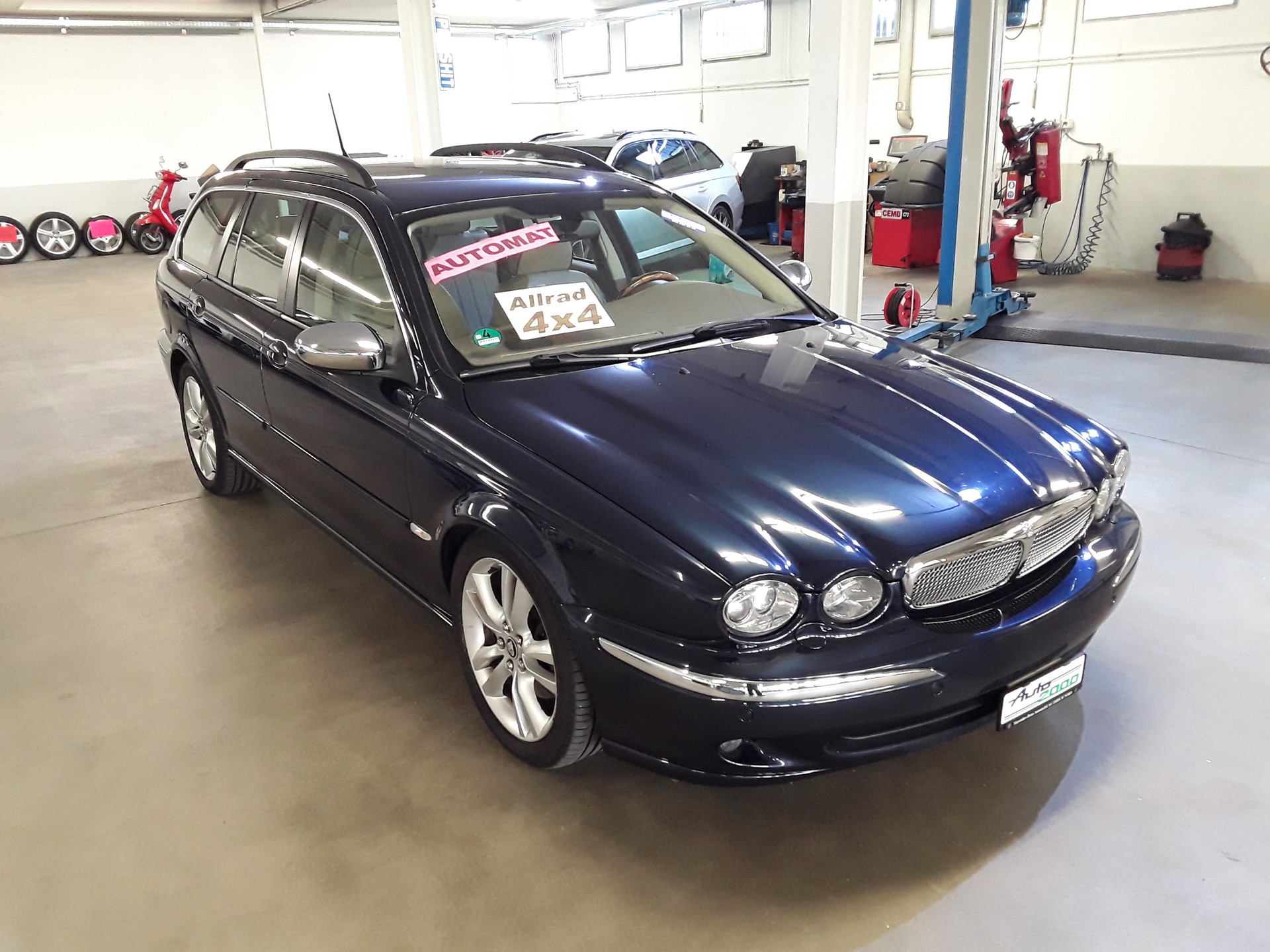 JAGUAR X-Type Estate 2.5 V6 Traction4 Sov. Anniv. Pack Autom.-image-3