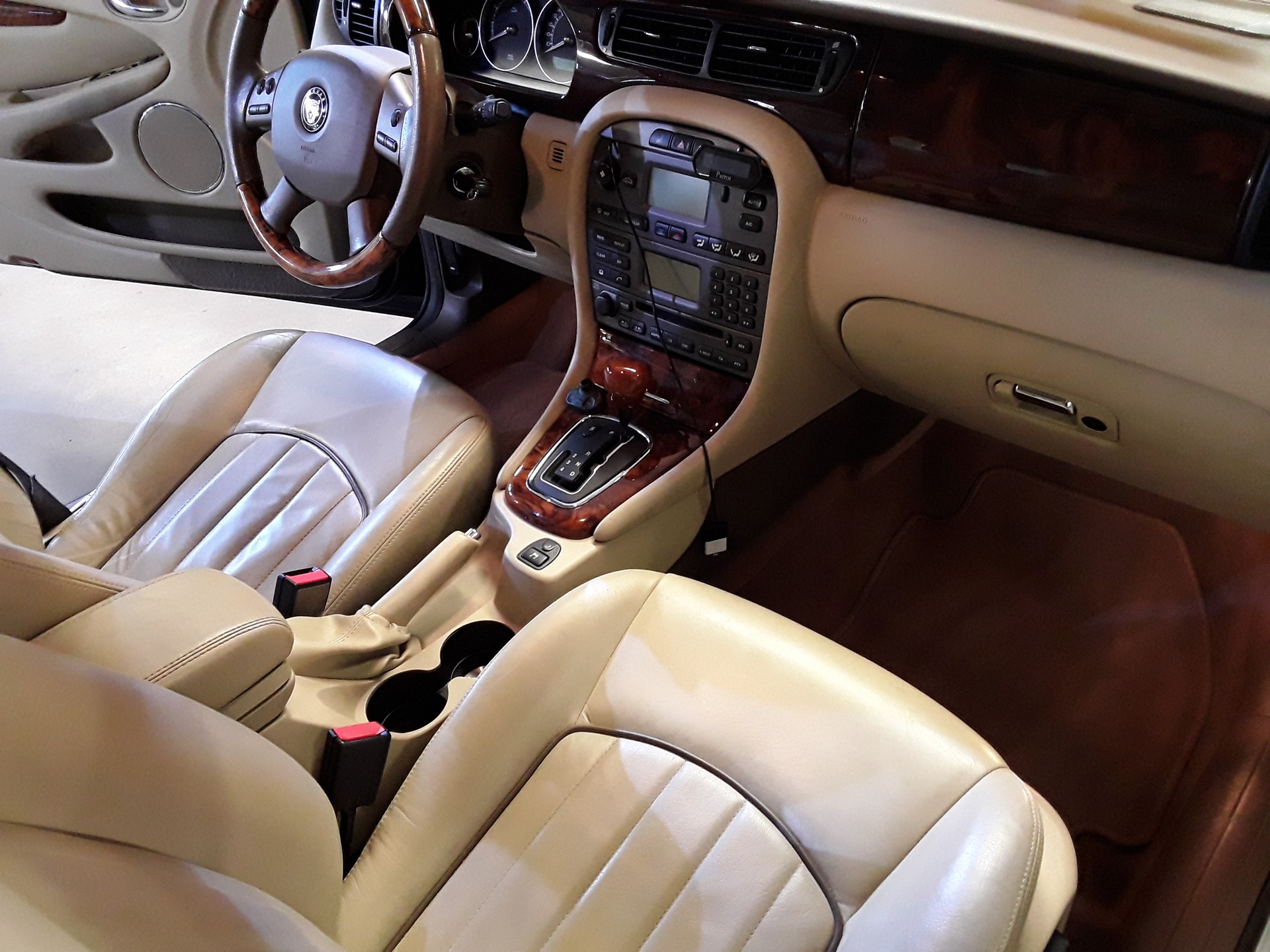 JAGUAR X-Type Estate 2.5 V6 Traction4 Sov. Anniv. Pack Autom.-image-9