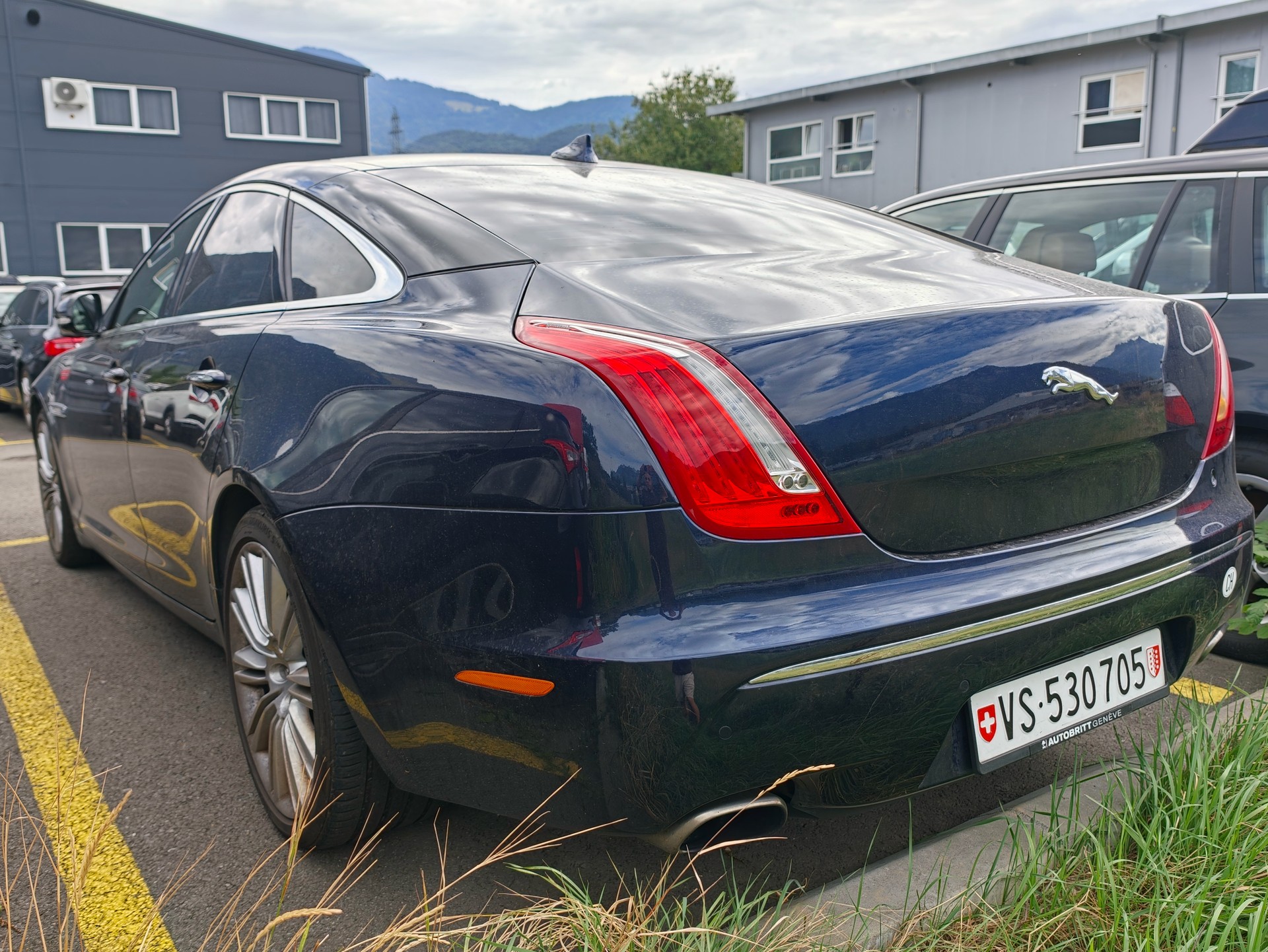JAGUAR XJ 3.0 V6 S/C Premium Luxury Automatic AWD-image-4