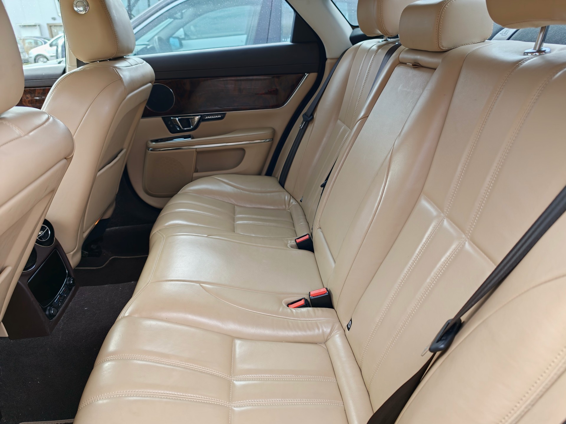 JAGUAR XJ 3.0 V6 S/C Premium Luxury Automatic AWD-image-6