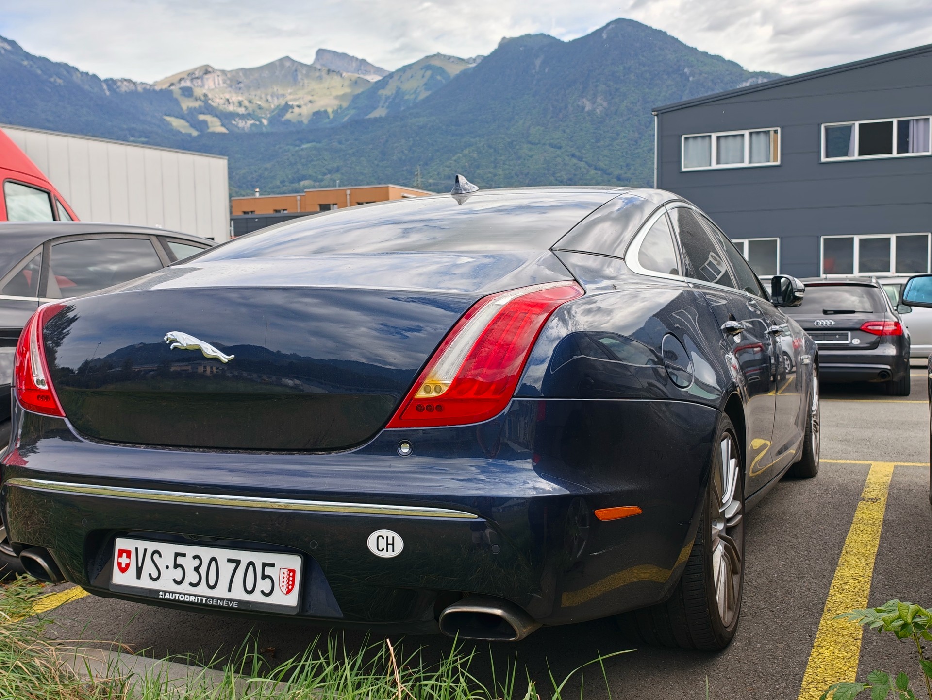 JAGUAR XJ 3.0 V6 S/C Premium Luxury Automatic AWD-image-3