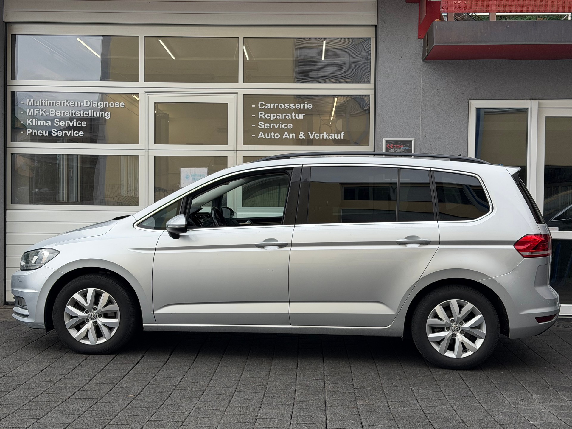 VW Touran 1.6 TDI BlueMotion Technology Trendline DSG*Ab MFK&Service*CH-FHZ*8-Fach Räder*Parkpilot*Sitzheizung*USW.*-image-1