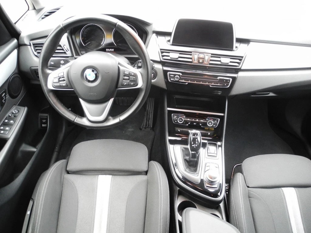 BMW 216d Active Tourer DKG ** Aus erster Hand ** Grosses DVD-Navigation ** Xenon-Led ** PDC **-image-9