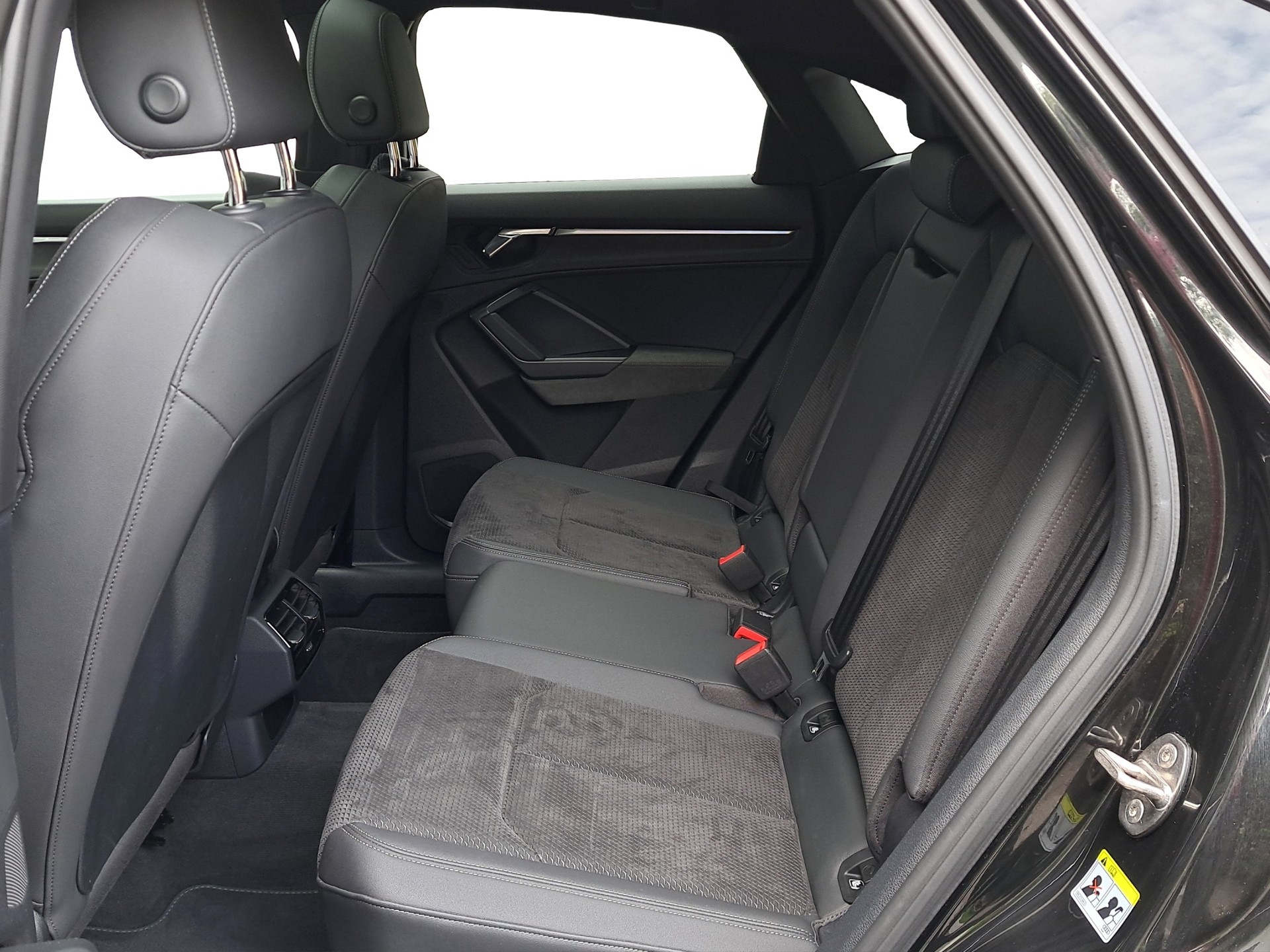AUDI Q3 Sportback 40 TDI S line quattro S-tronic *360°Cam/Panodach/Anhängerkupplung*-image-8
