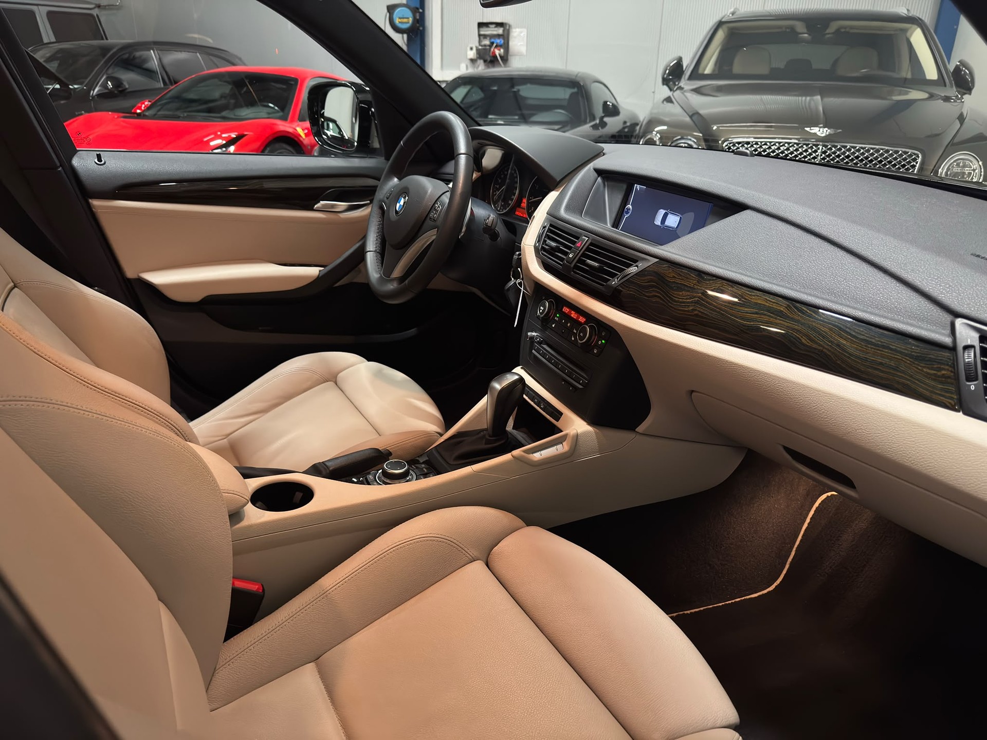 BMW X1 28i xDrive-image-9
