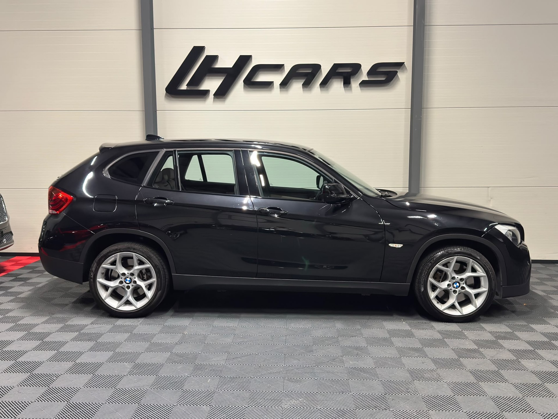 BMW X1 28i xDrive-image-4