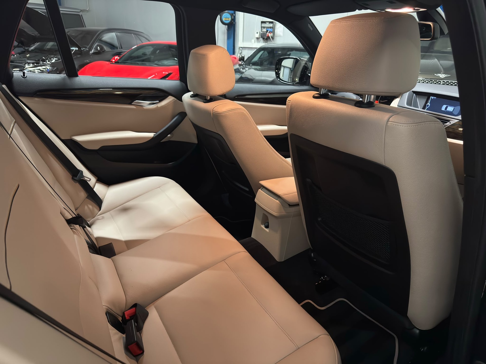 BMW X1 28i xDrive-image-11