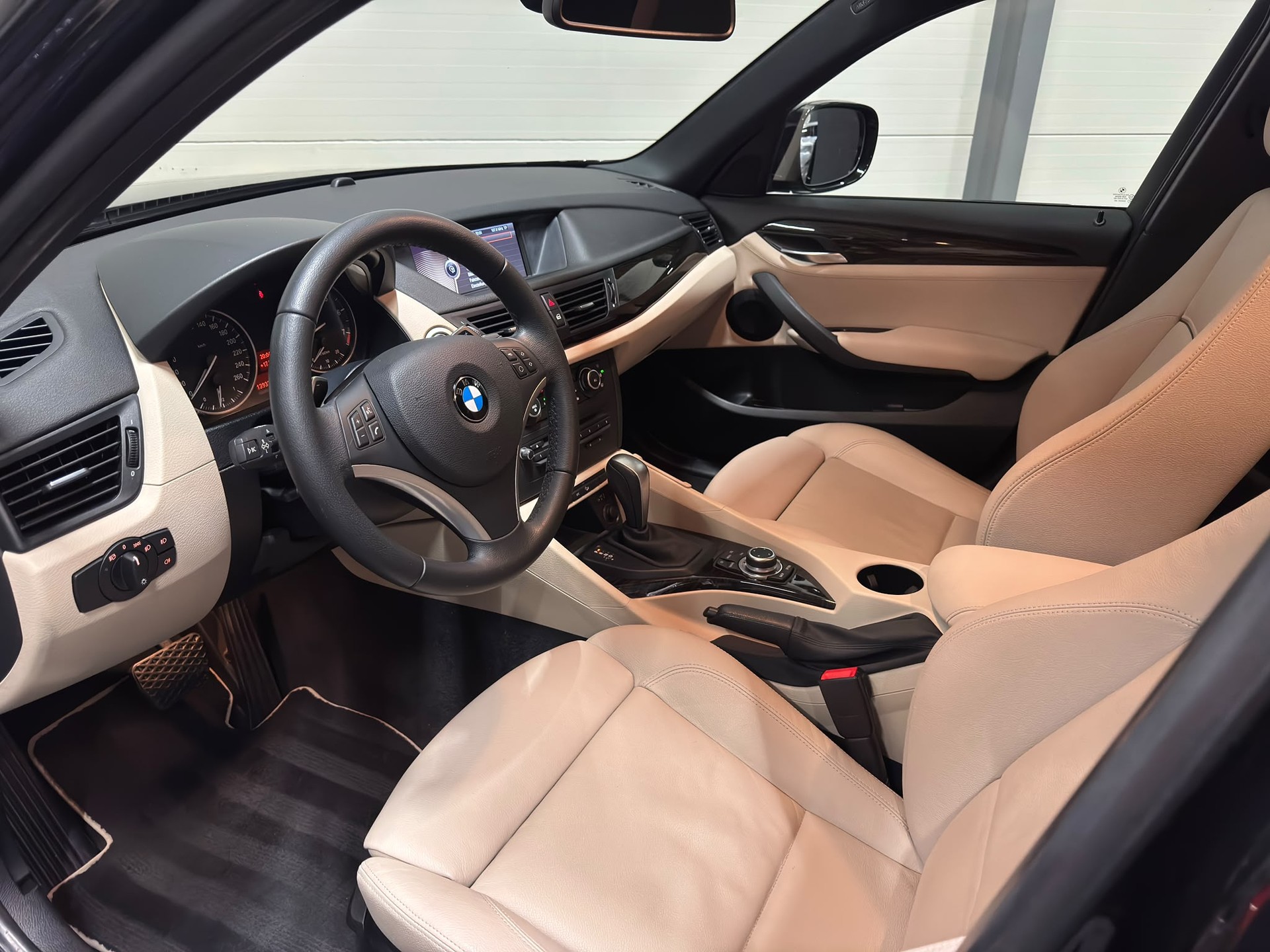 BMW X1 28i xDrive-image-13