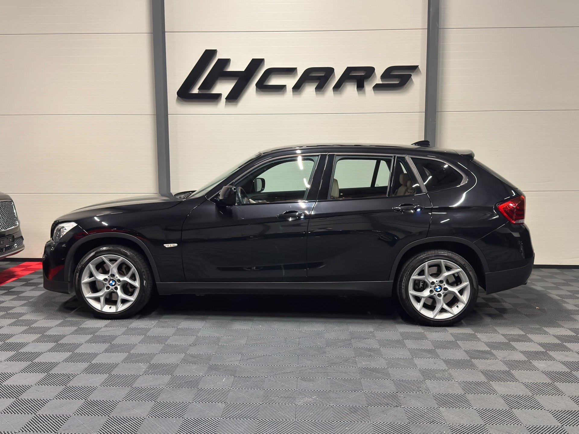 BMW X1 28i xDrive-image-1