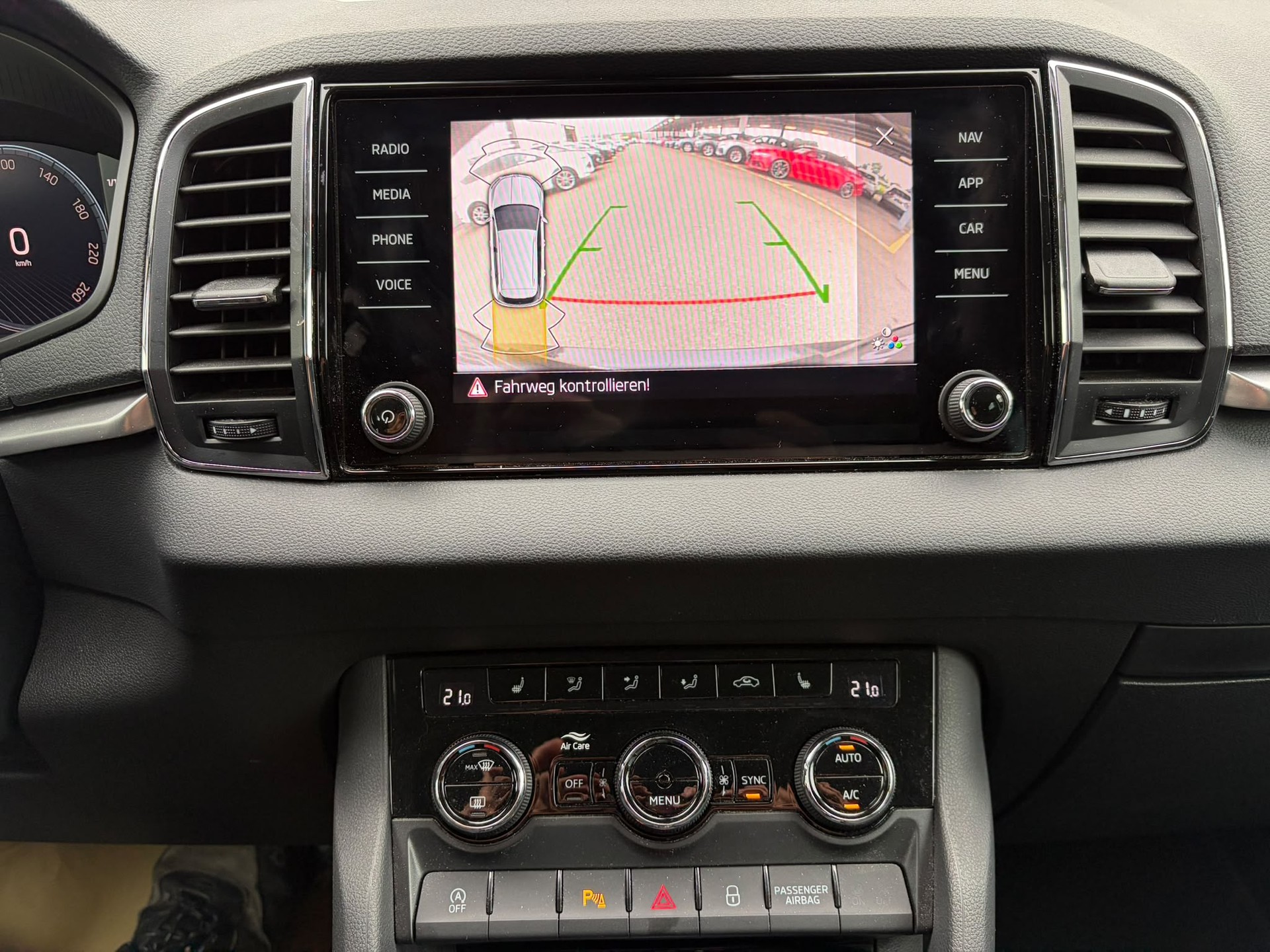 SKODA Karoq 2.0 TDI CR Ambition 4x4 DSG-image-11