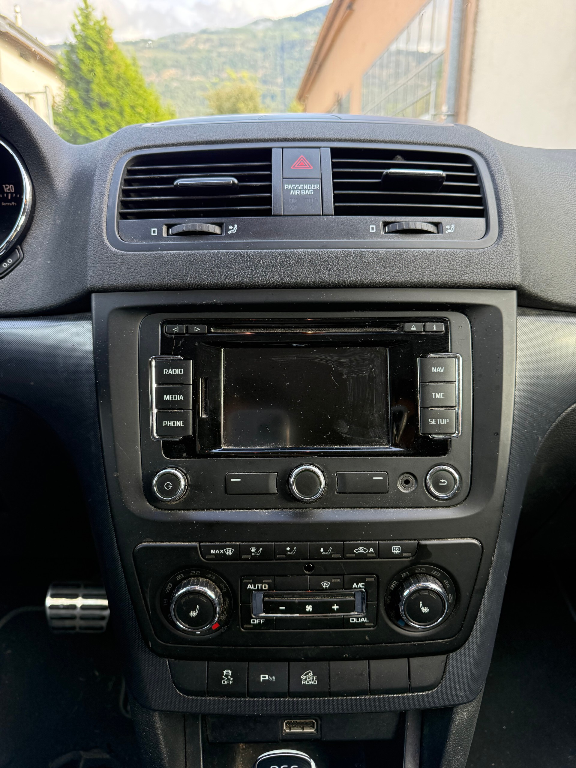 SKODA Yeti 2.0 TDI Ambition Outdoor 4x4 DSG-image-10