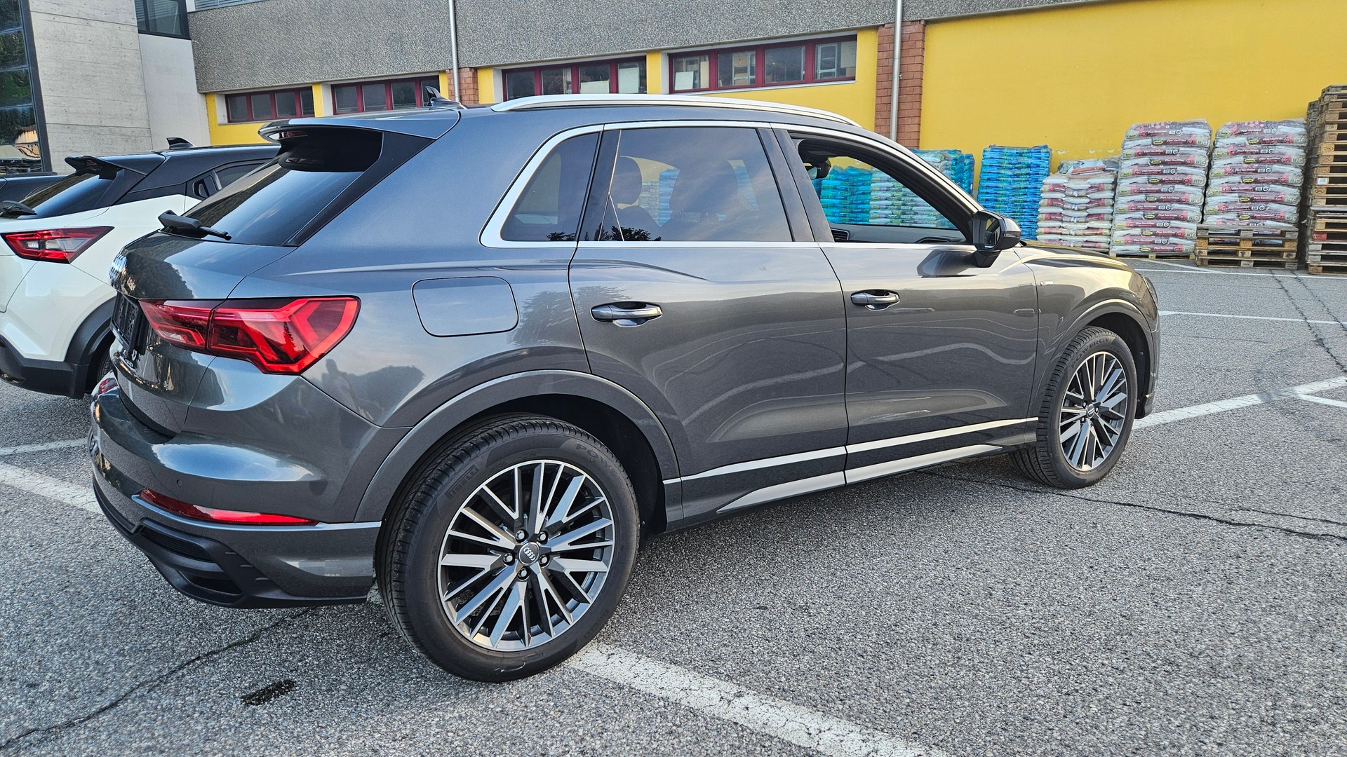 AUDI Q3 40 TDI S line Attraction quattro S-tronic-image-3
