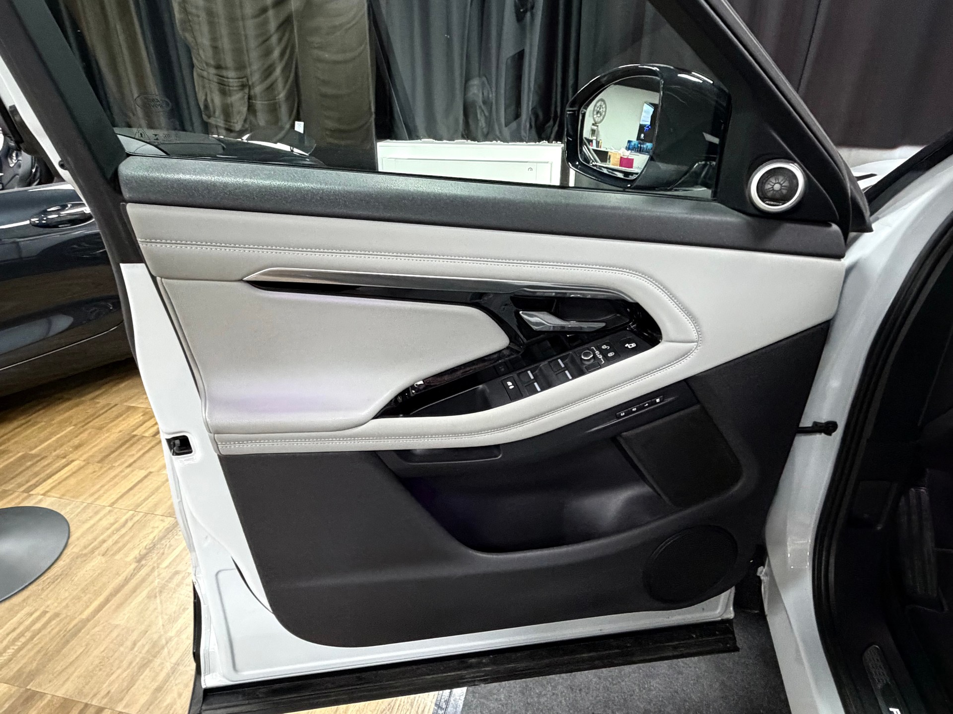 LAND ROVER Range Rover Evoque R-Dyn First Edi P 250 HSE AT9-image-11
