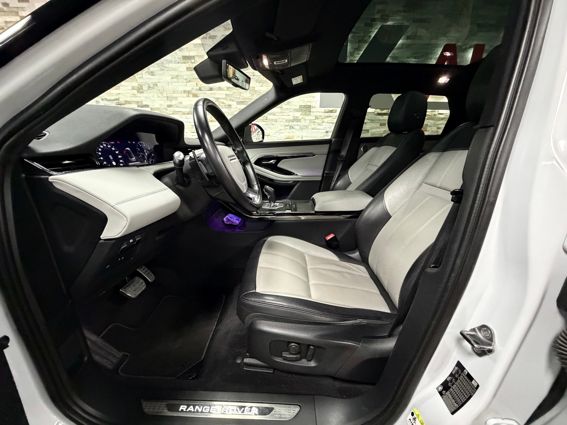 LAND ROVER Range Rover Evoque R-Dyn First Edi P 250 HSE AT9-image-14