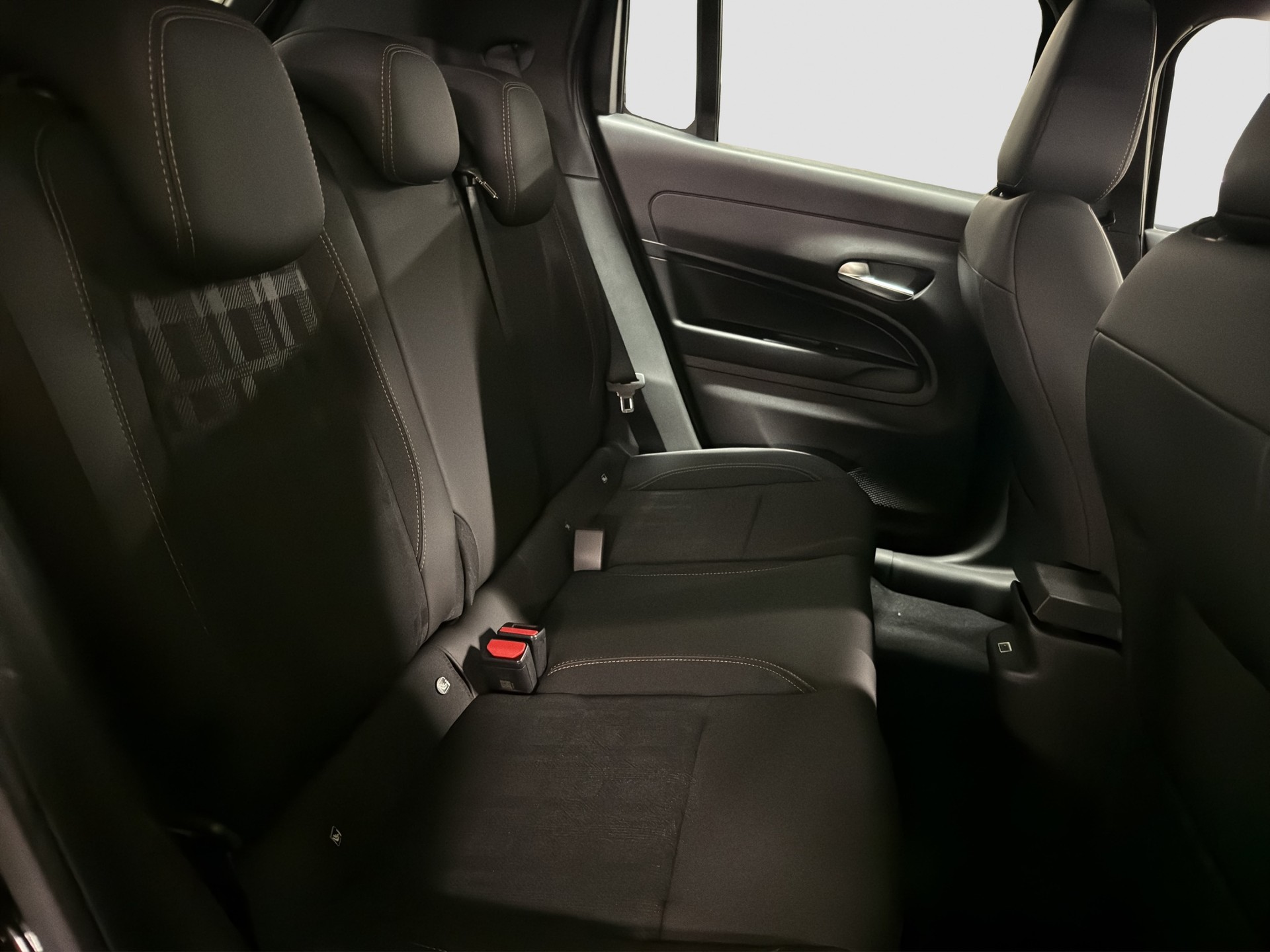 JEEP Avenger 1.2 MHEV 85th Anniversary 4xe-image-11