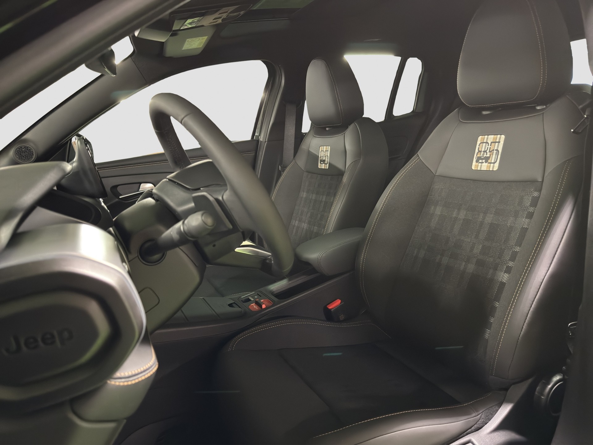 JEEP Avenger 1.2 MHEV 85th Anniversary 4xe-image-8