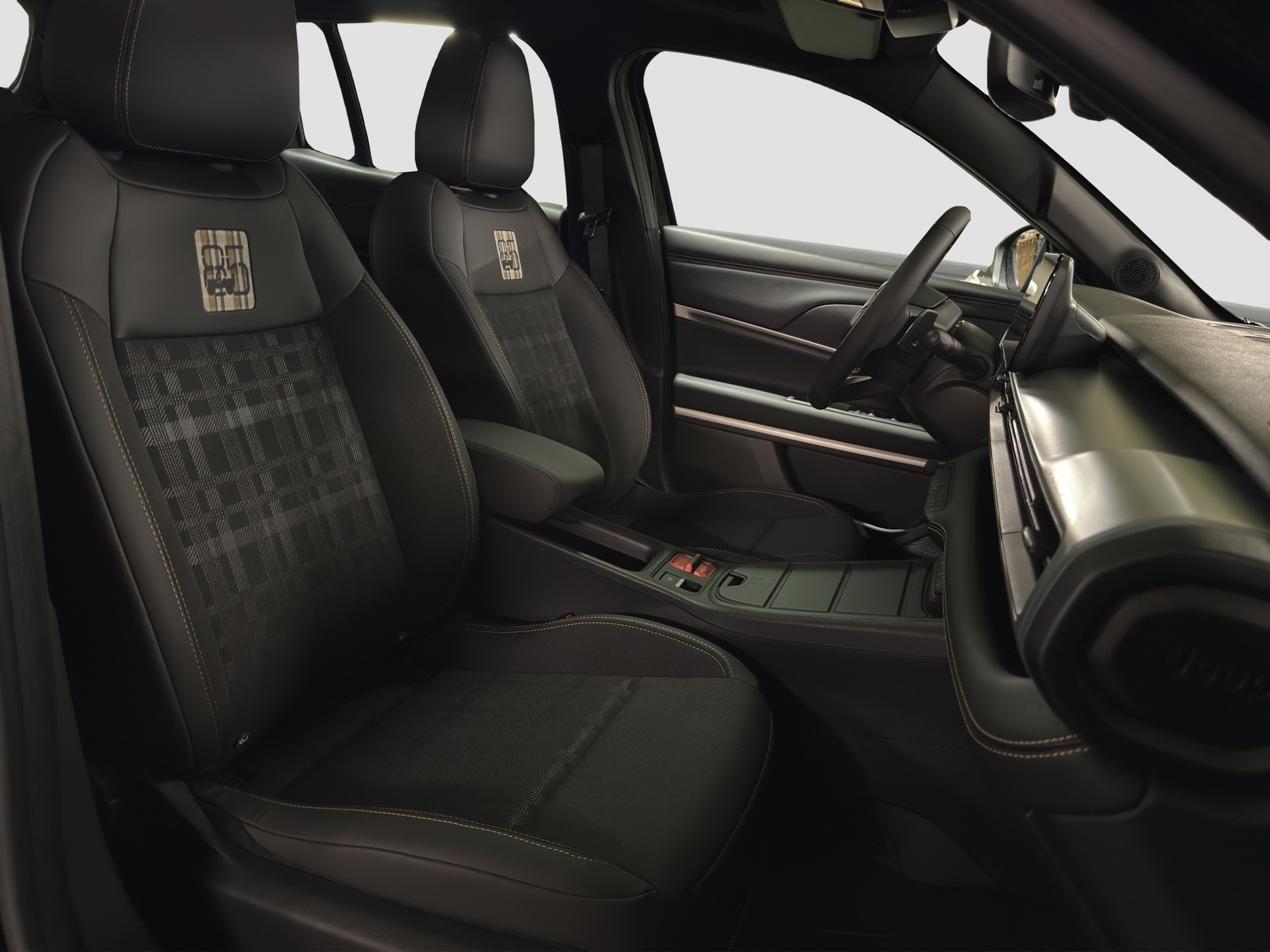 JEEP Avenger 1.2 MHEV 85th Anniversary 4xe-image-9
