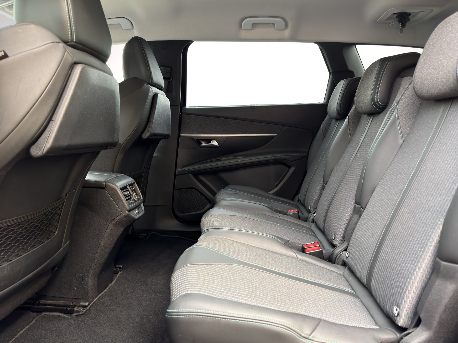 PEUGEOT 5008 1.2 Pure Tech Allure Pack EAT8-image-14