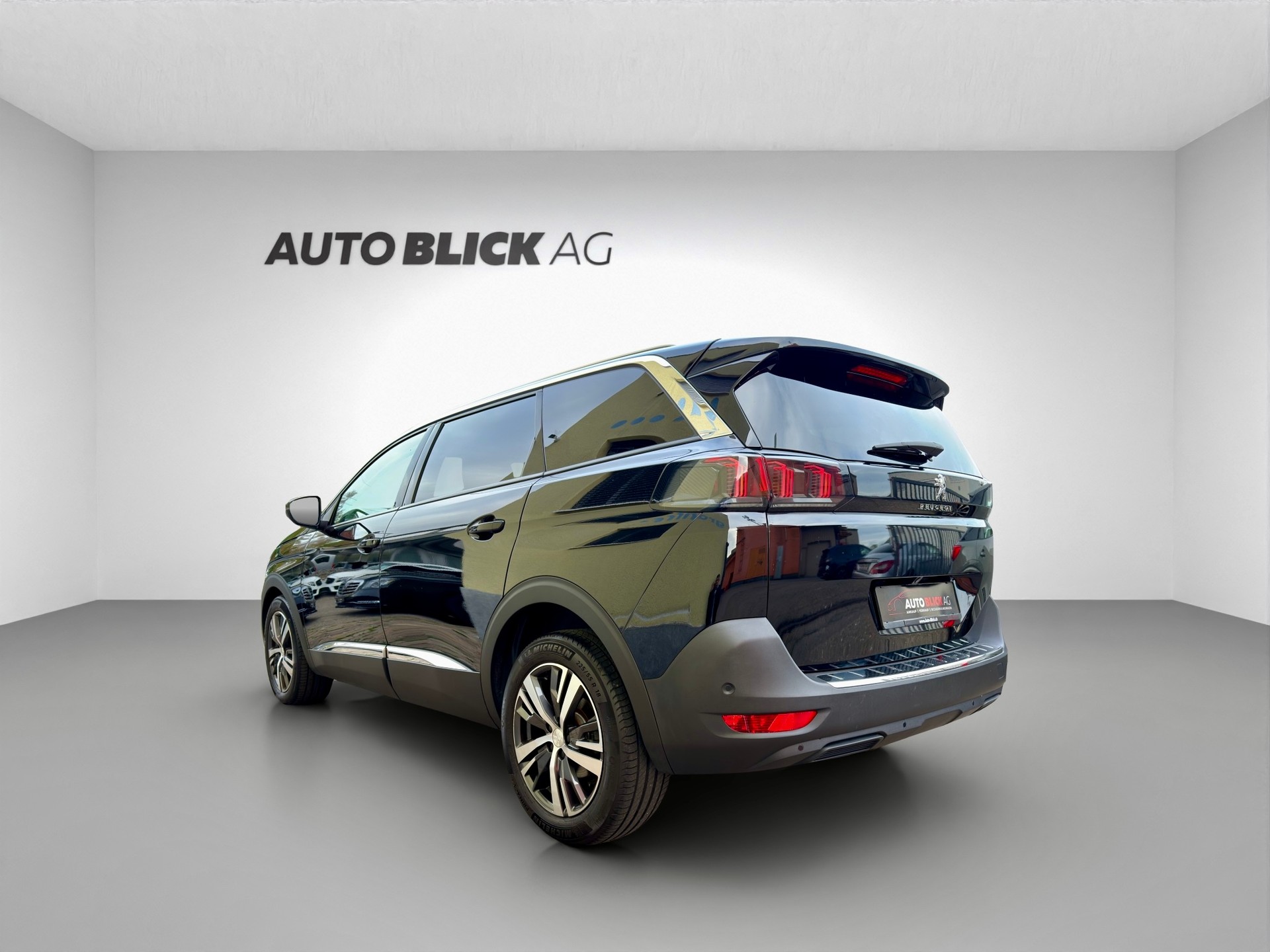 PEUGEOT 5008 1.2 Pure Tech Allure Pack EAT8-image-6