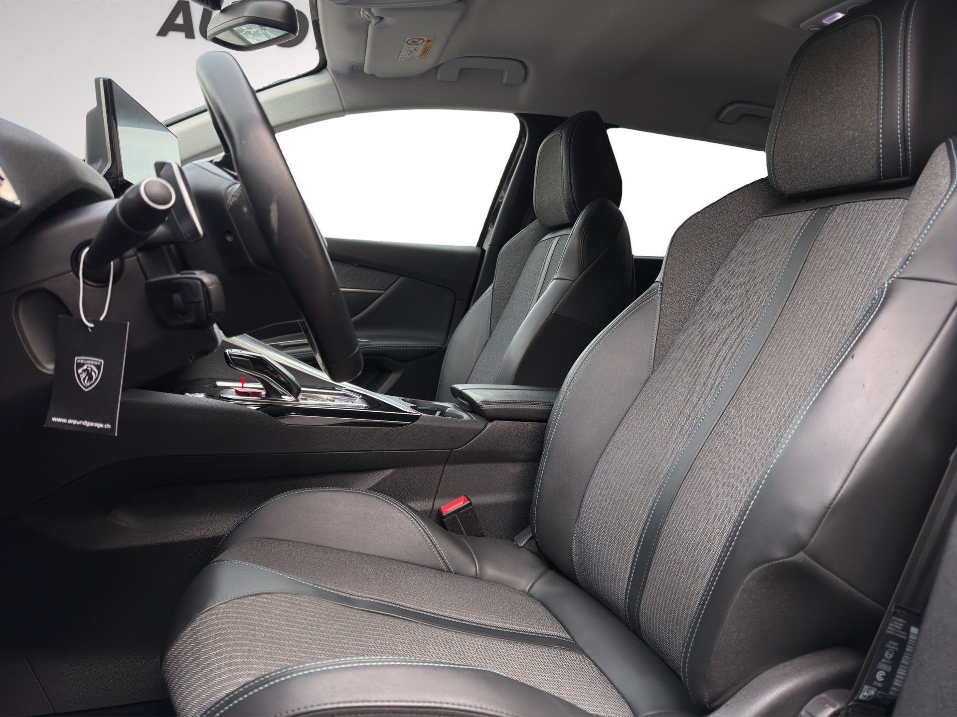 PEUGEOT 5008 1.2 Pure Tech Allure Pack EAT8-image-9