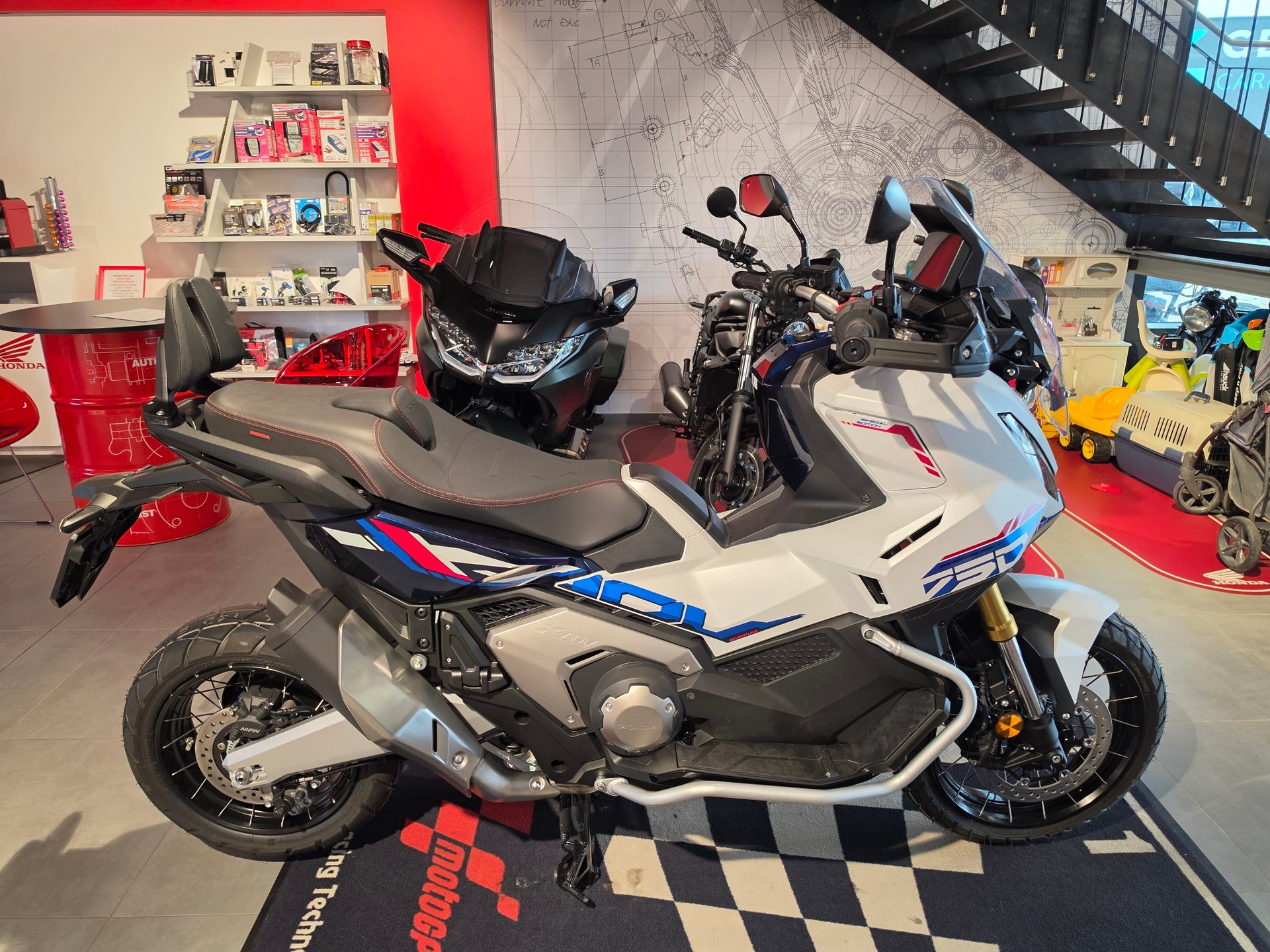 HONDA X-ADV 750-showroom-element-2