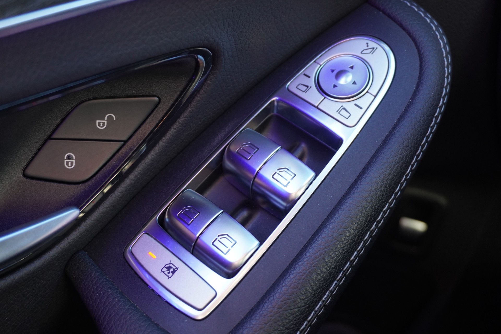 MERCEDES-BENZ C 220 d Swiss Star AMG Line 4M 9G-Tronic-image-50