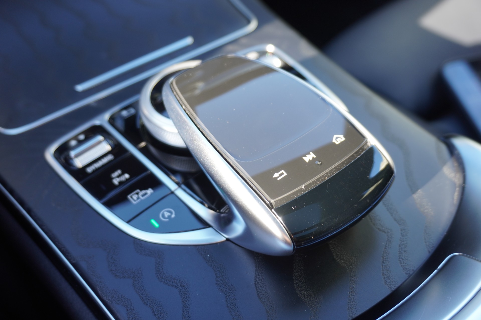 MERCEDES-BENZ C 220 d Swiss Star AMG Line 4M 9G-Tronic-image-18