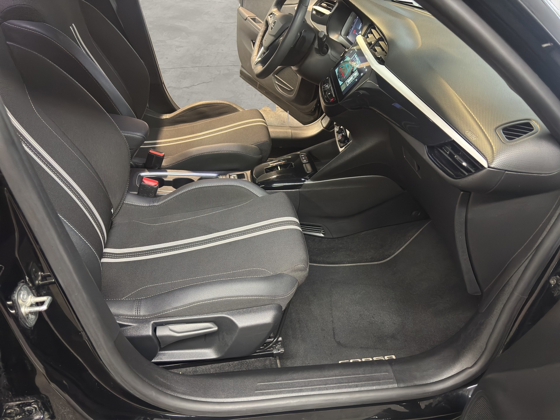 OPEL Corsa 1.2 MHEV GS Celebration-image-17