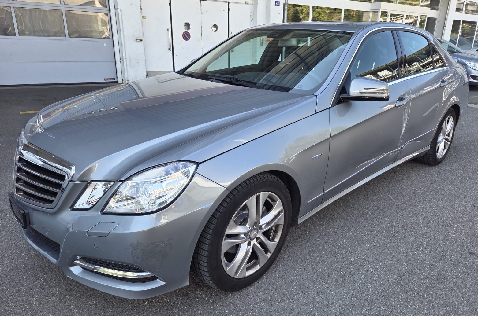 MERCEDES-BENZ E 200 CGI BlueEfficiency Avantgarde 7G-Tronic-image-2