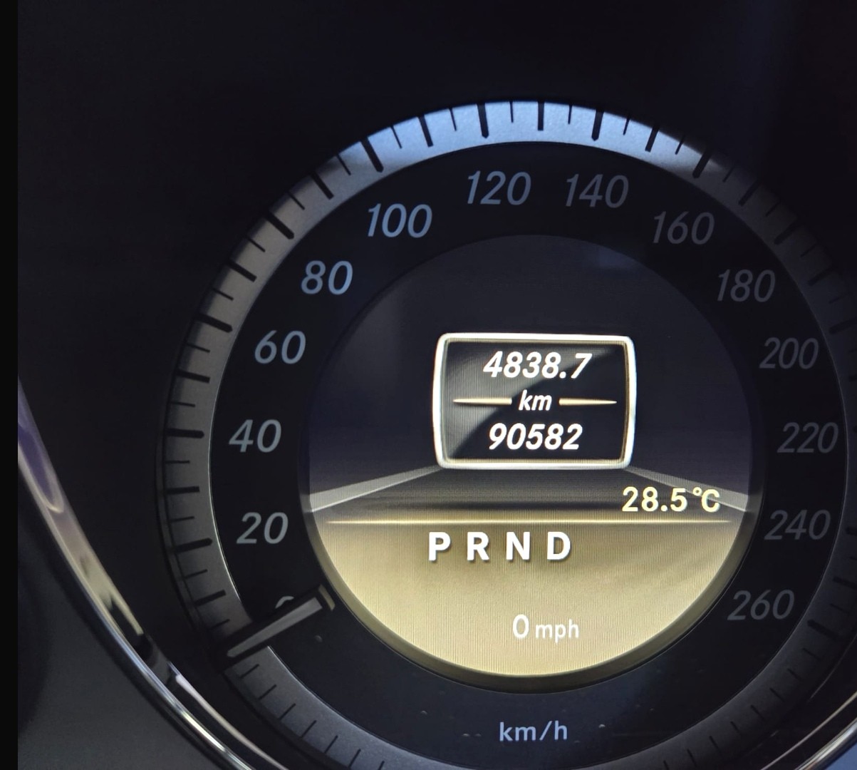 MERCEDES-BENZ E 200 CGI BlueEfficiency Avantgarde 7G-Tronic-image-11