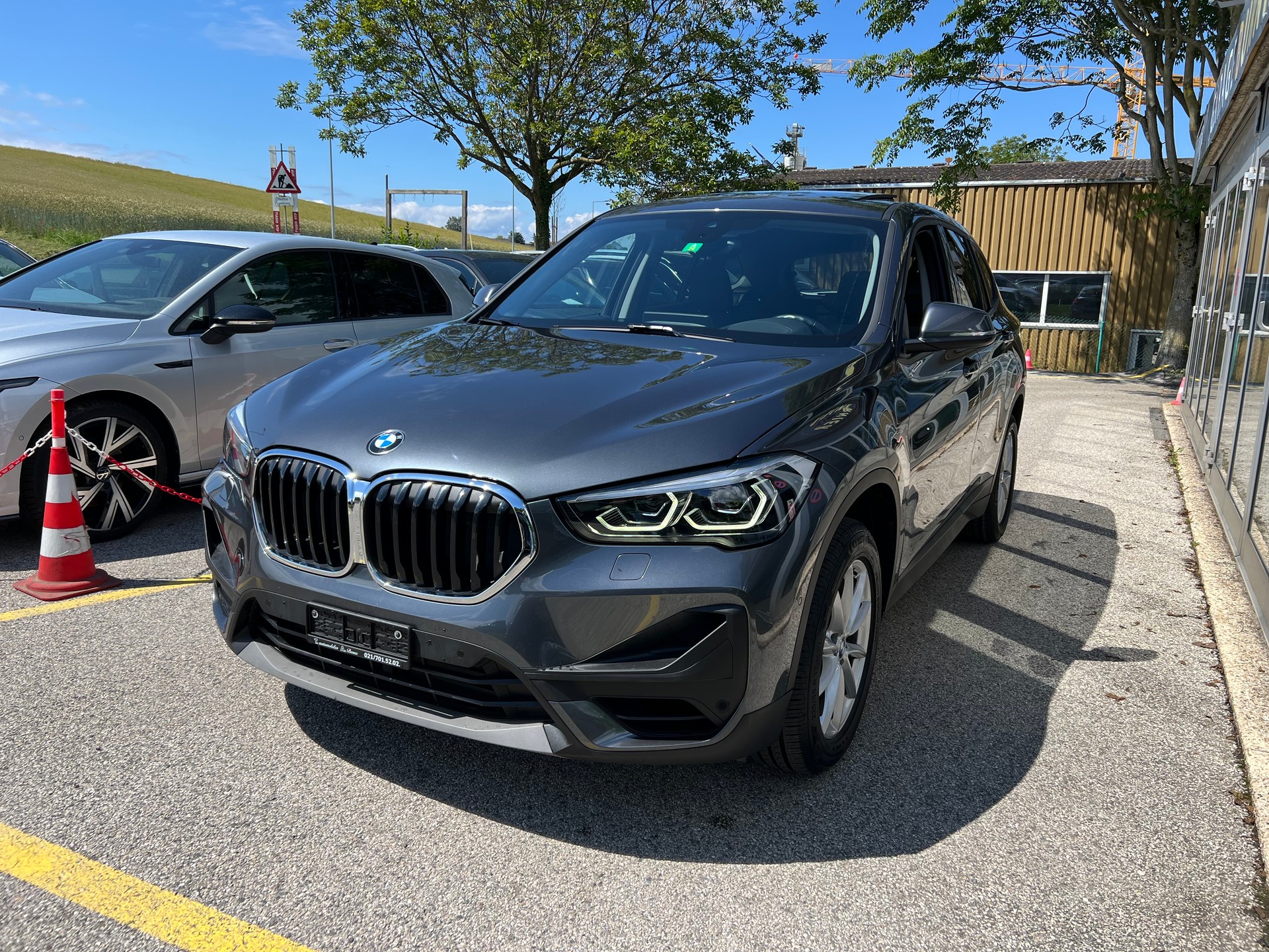 BMW X1 xDrive 20i Essential Edition Steptronic-showroom-element-1