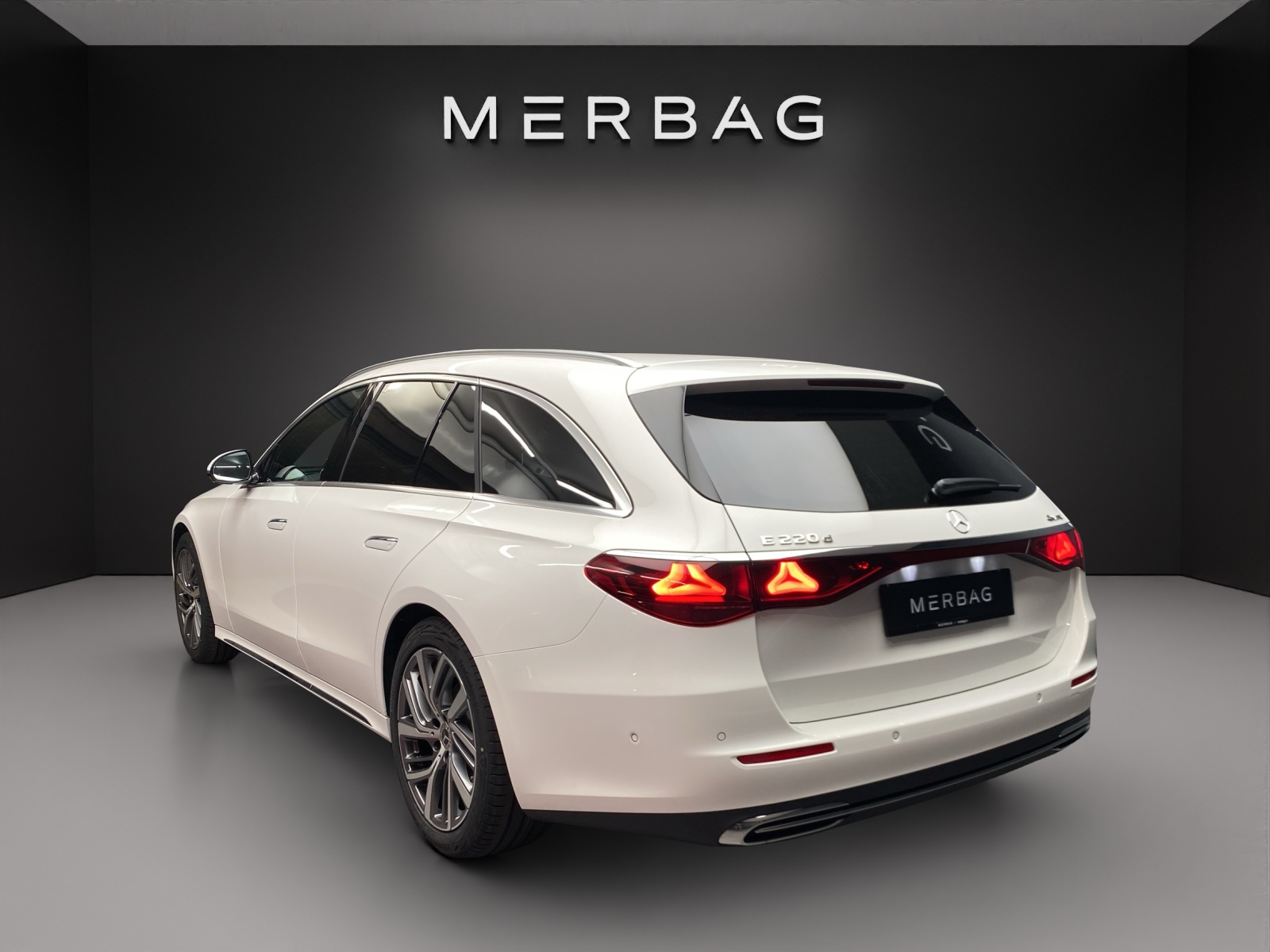 MERCEDES-BENZ E 220 d T 4Matic 9G-Tronic-image-3